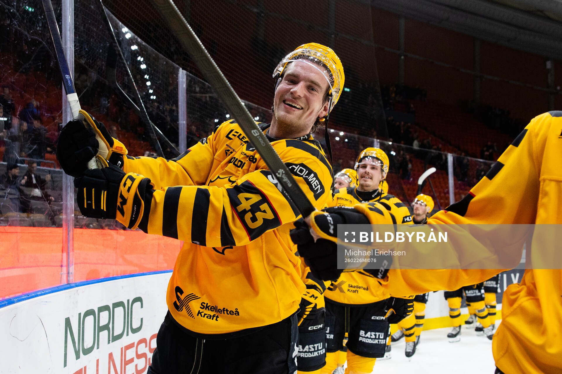 Skellefteås Max Krogdahl jublar och tackar supportrarna