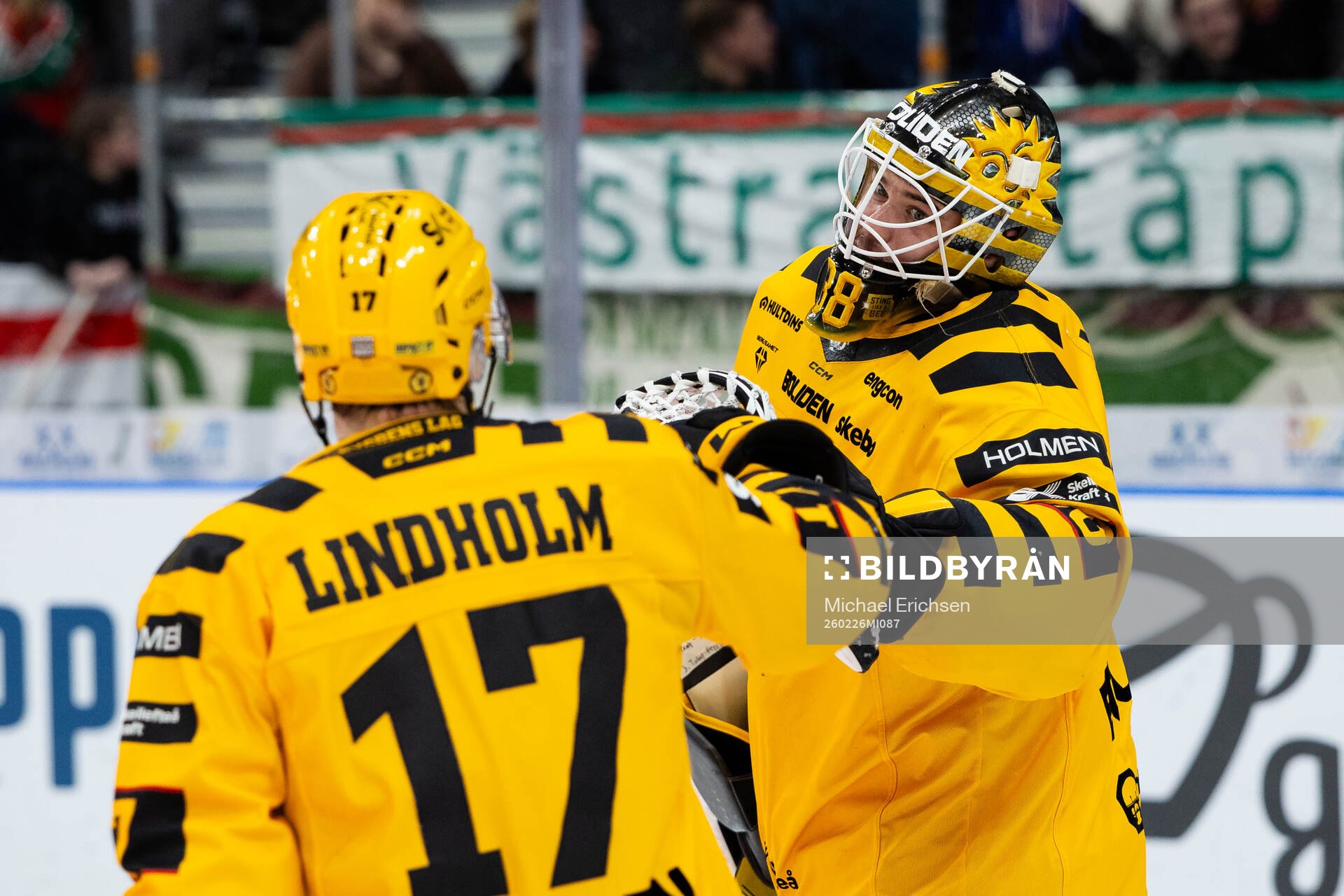 Skellefteås Pär Lindholm och målvakt Strauss Mann jublar