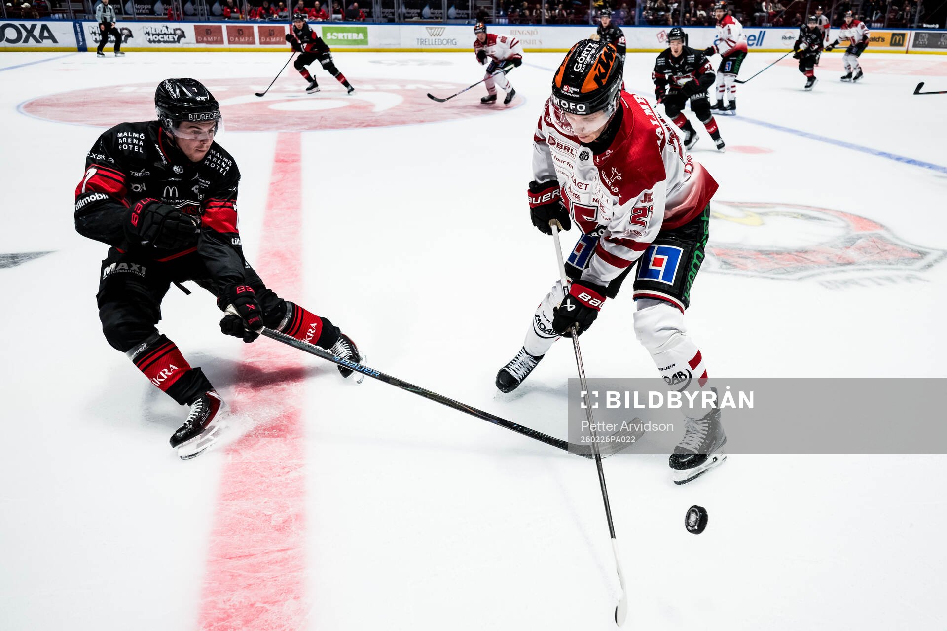 Malmö Redhawks Topi Niemelä och Örebros Patrik Puistola