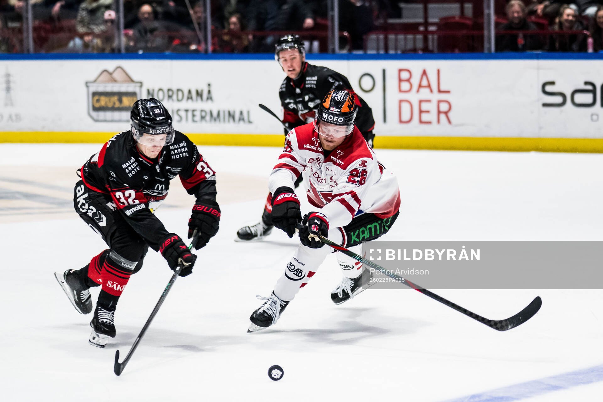 Malmö Redhawks Joona Ikonen och Örebros Linus Arnesson