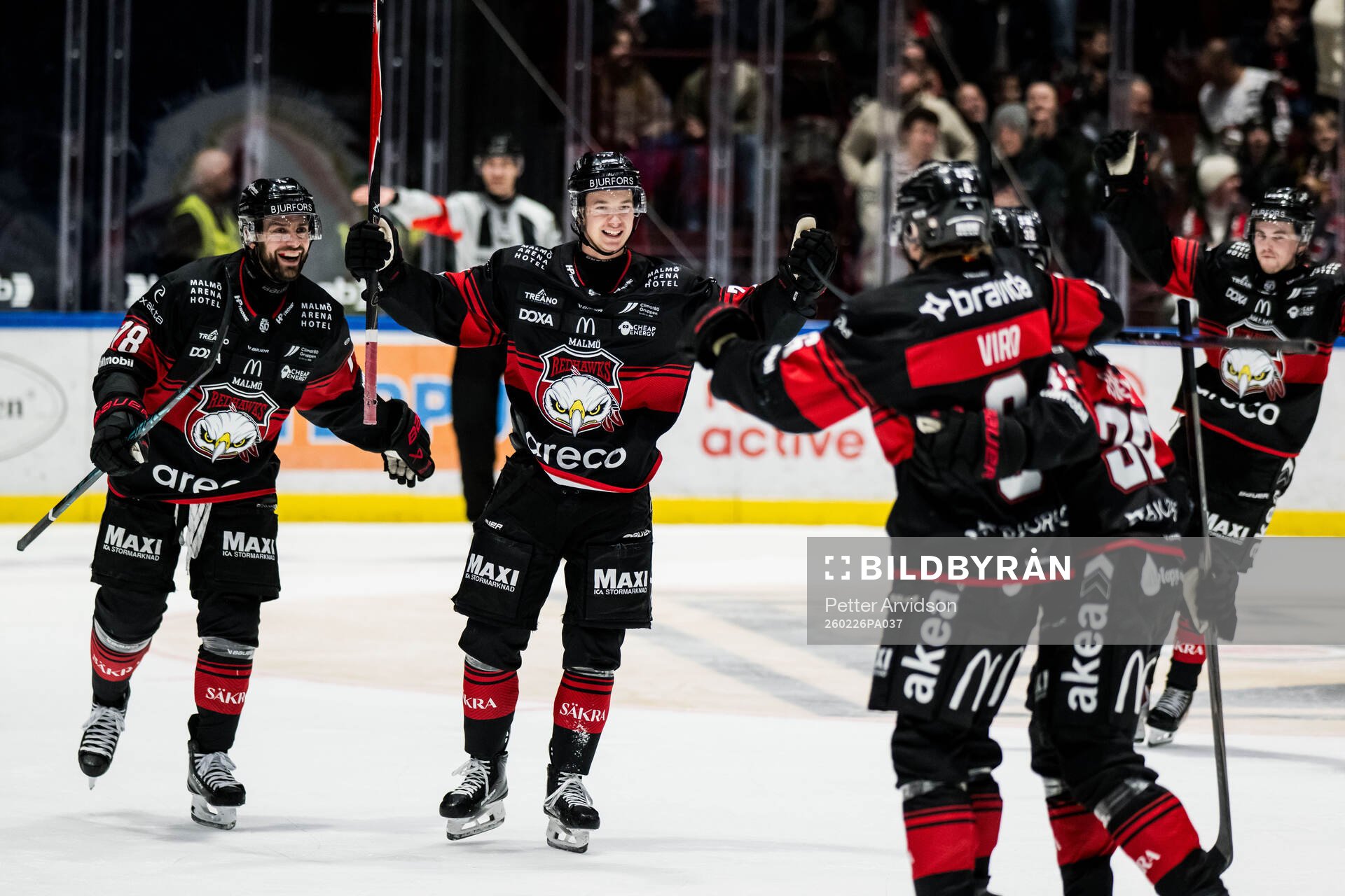 Malmö Redhawks Robin Hanzl och Isac Nilsson jublar
