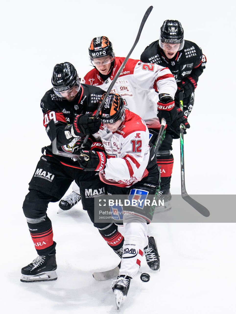 Malmö Redhawks Seth Barton och Joona Ikonen mot Örebros