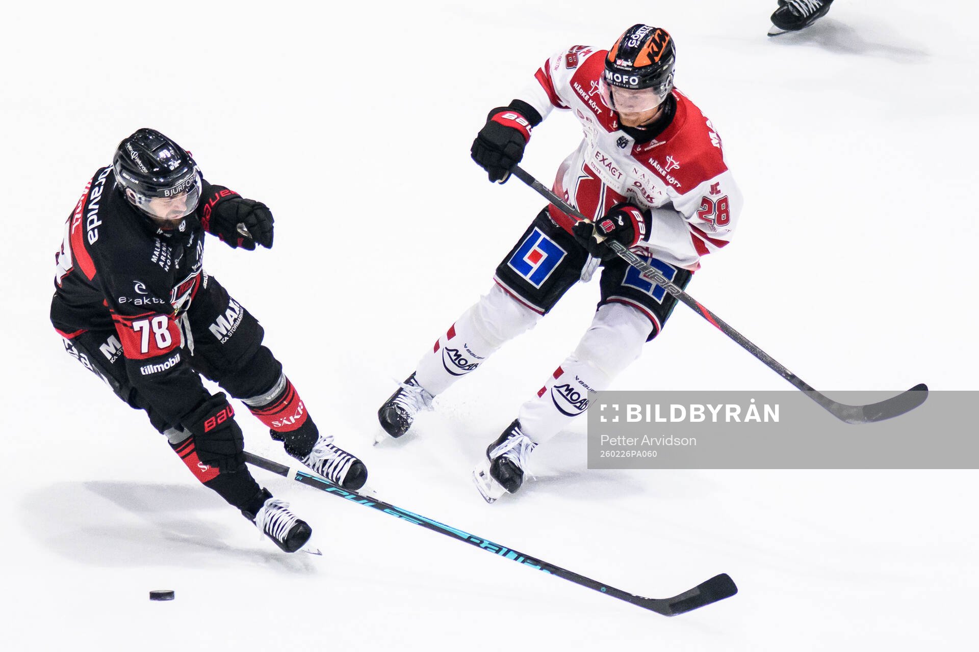 Malmö Redhawks Robin Hanzl och Örebros Linus Arnesson