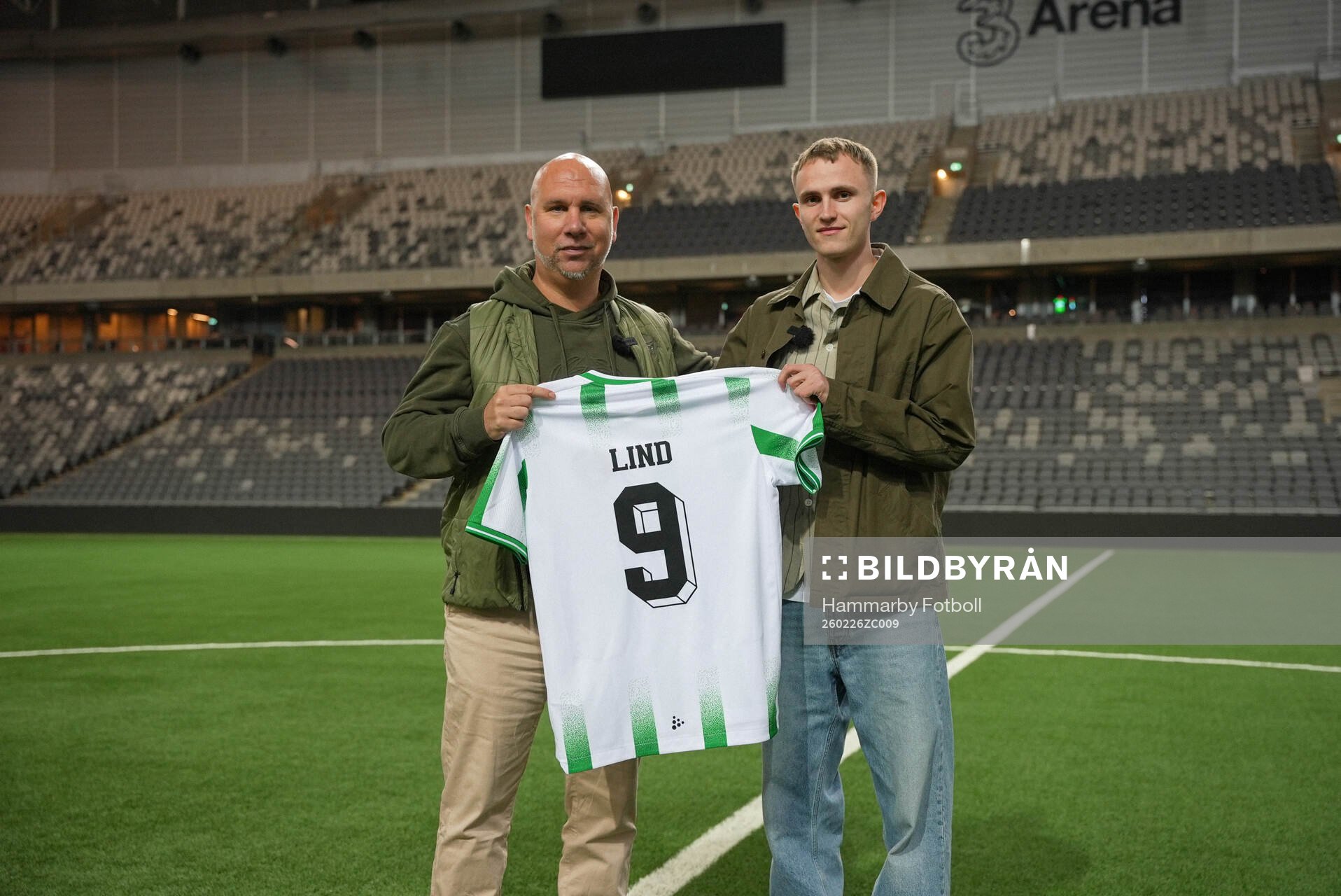 Victor Lind och Hammarbys sportchef Mikael Hjelmberg
