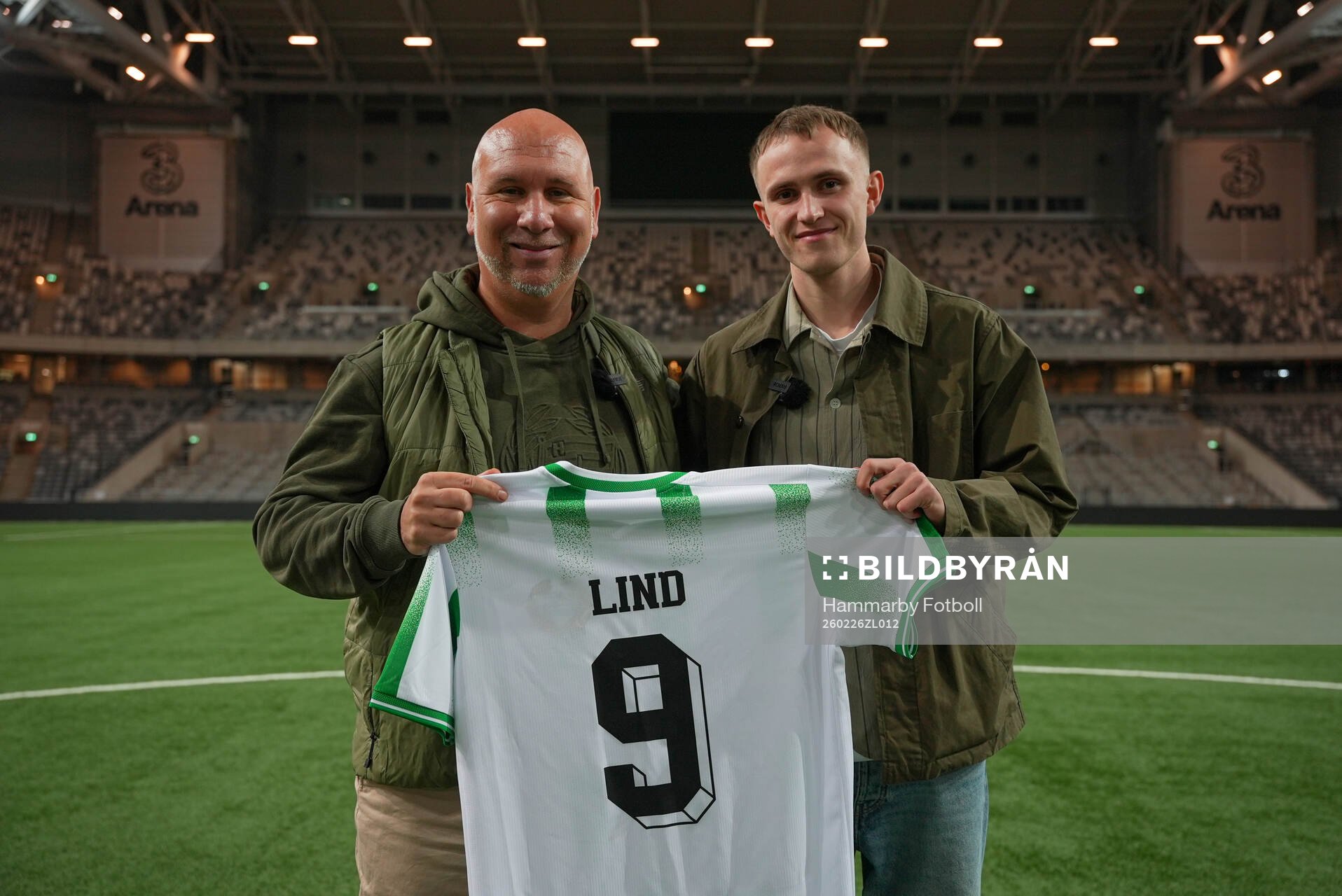 Victor Lind och Hammarbys sportchef Mikael Hjelmberg