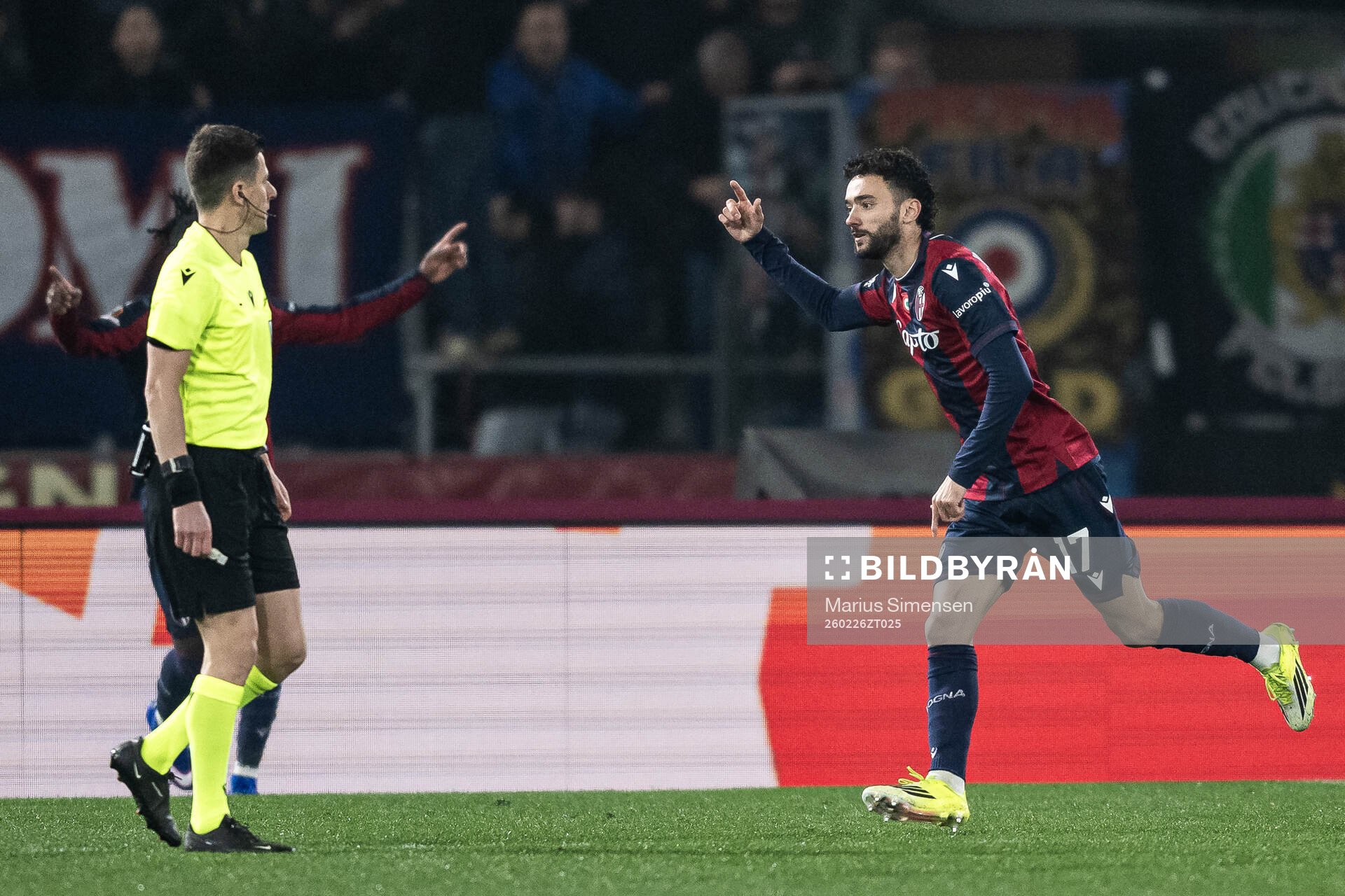 João Mário of Bologna celebrates