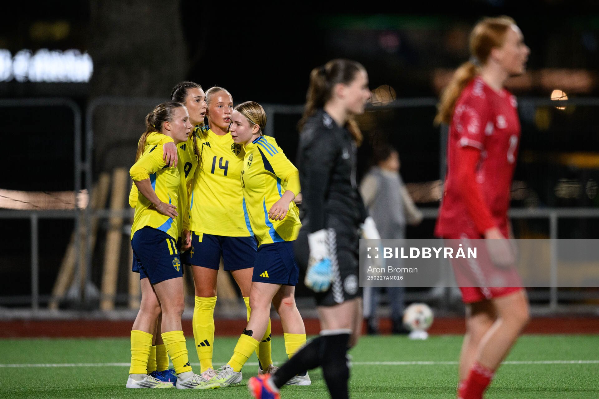 Sveriges Rona Krasniqi jublar med lagkamrater