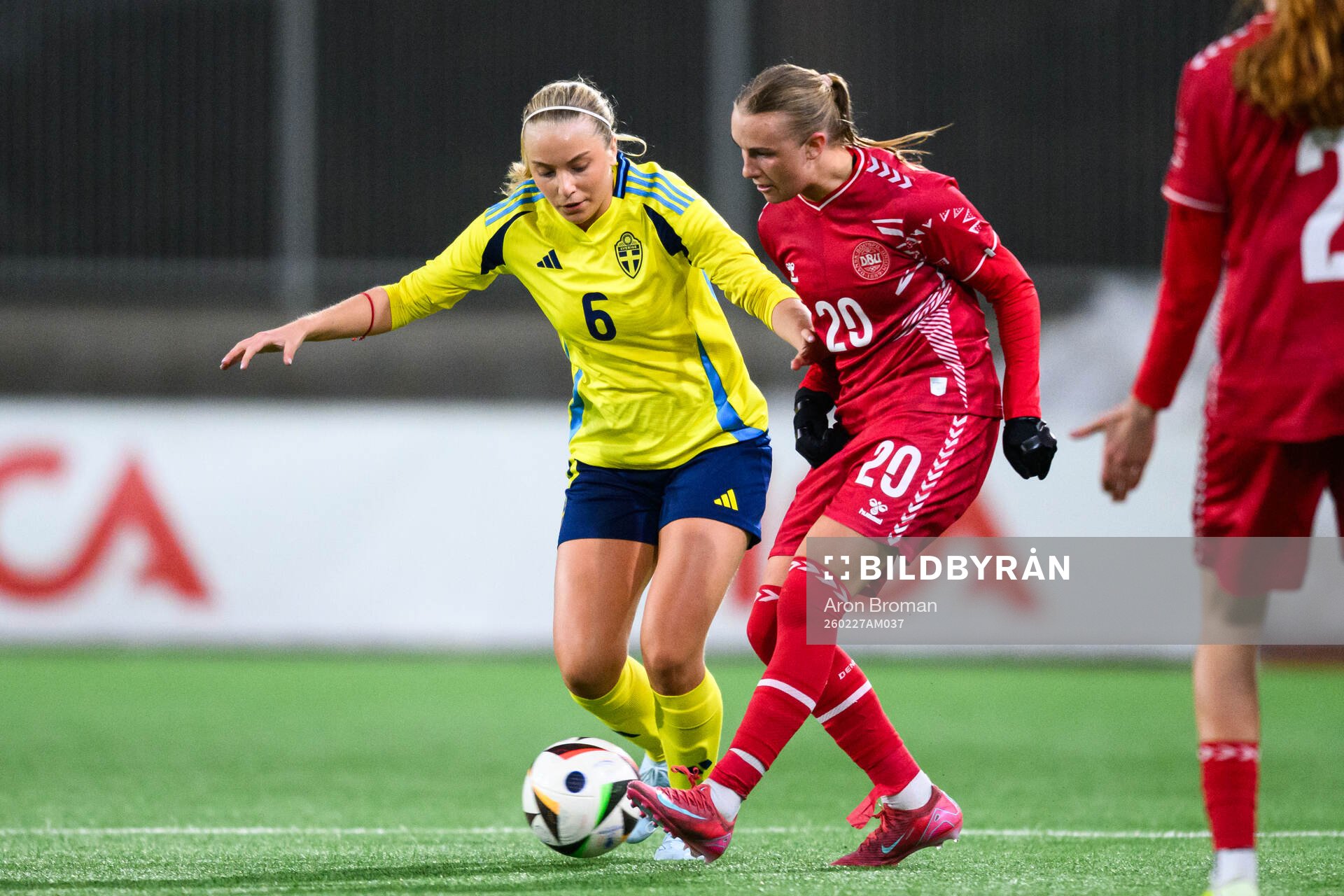 Sveriges Thea Eriksson och Danmarks Nikoline Nielsen