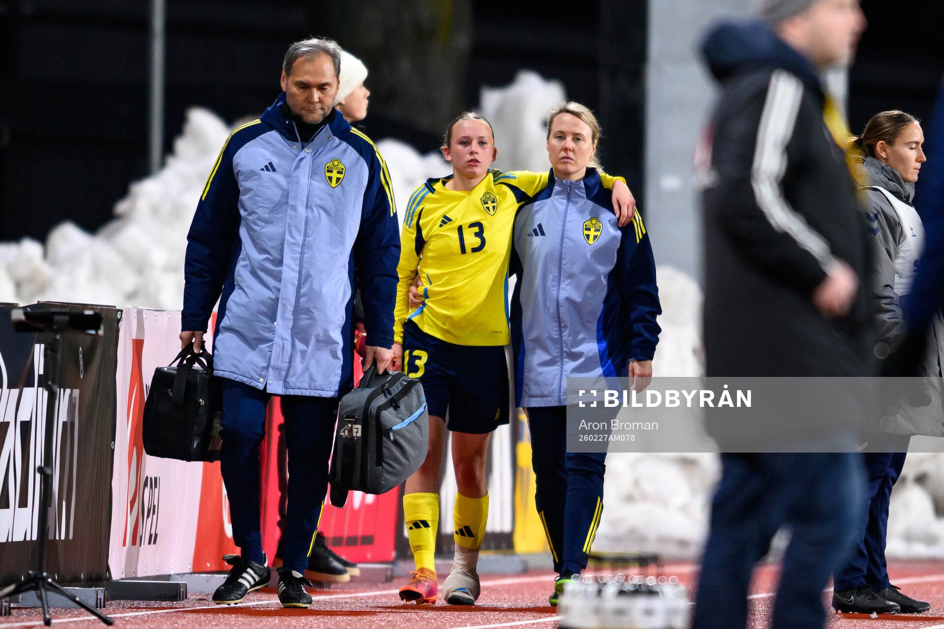 Sveriges Lovisa Breland lämnar planen skadad