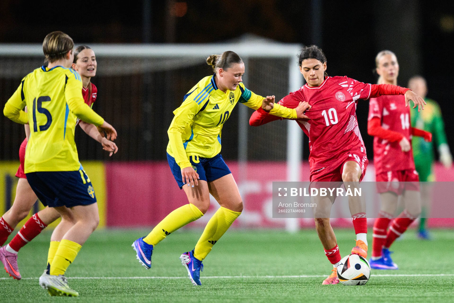 Sveriges Ellie Junetoft och Danmarks Mila Bischoff