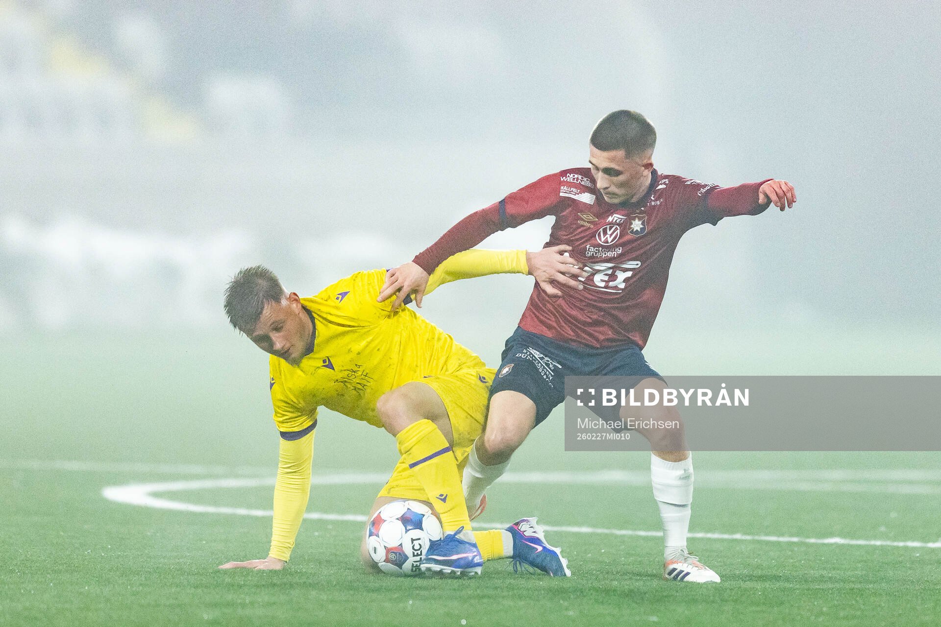 Mjällbys Aki Samuelsen och Örgrytes Benjamin Laturnus