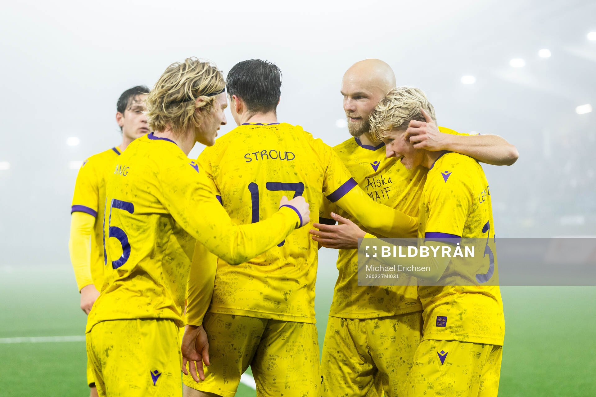 Mjällbys Romeo Leandersson jublar med lagkamrater