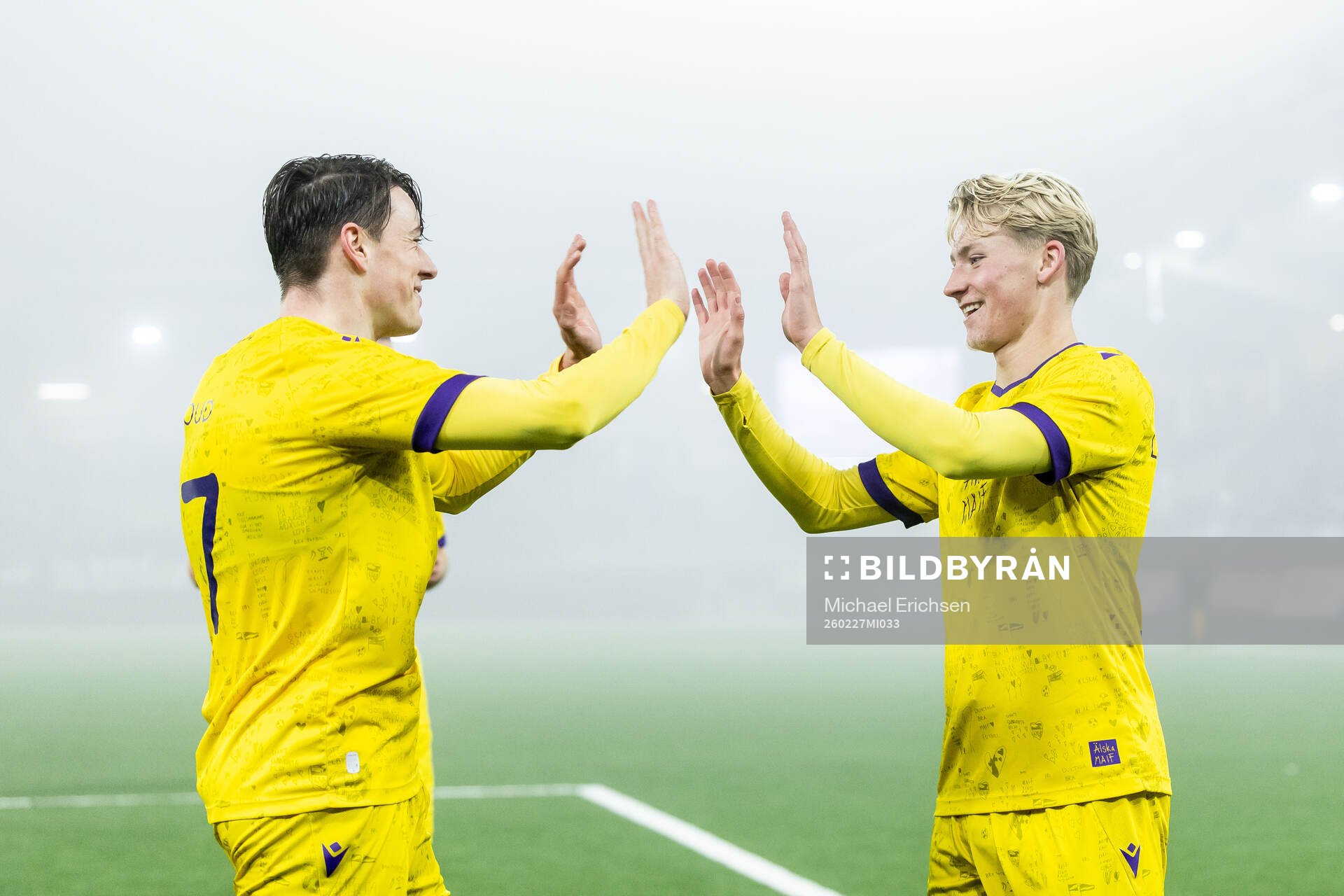 Mjällbys Elliot Stroud och Romeo Leandersson jublar