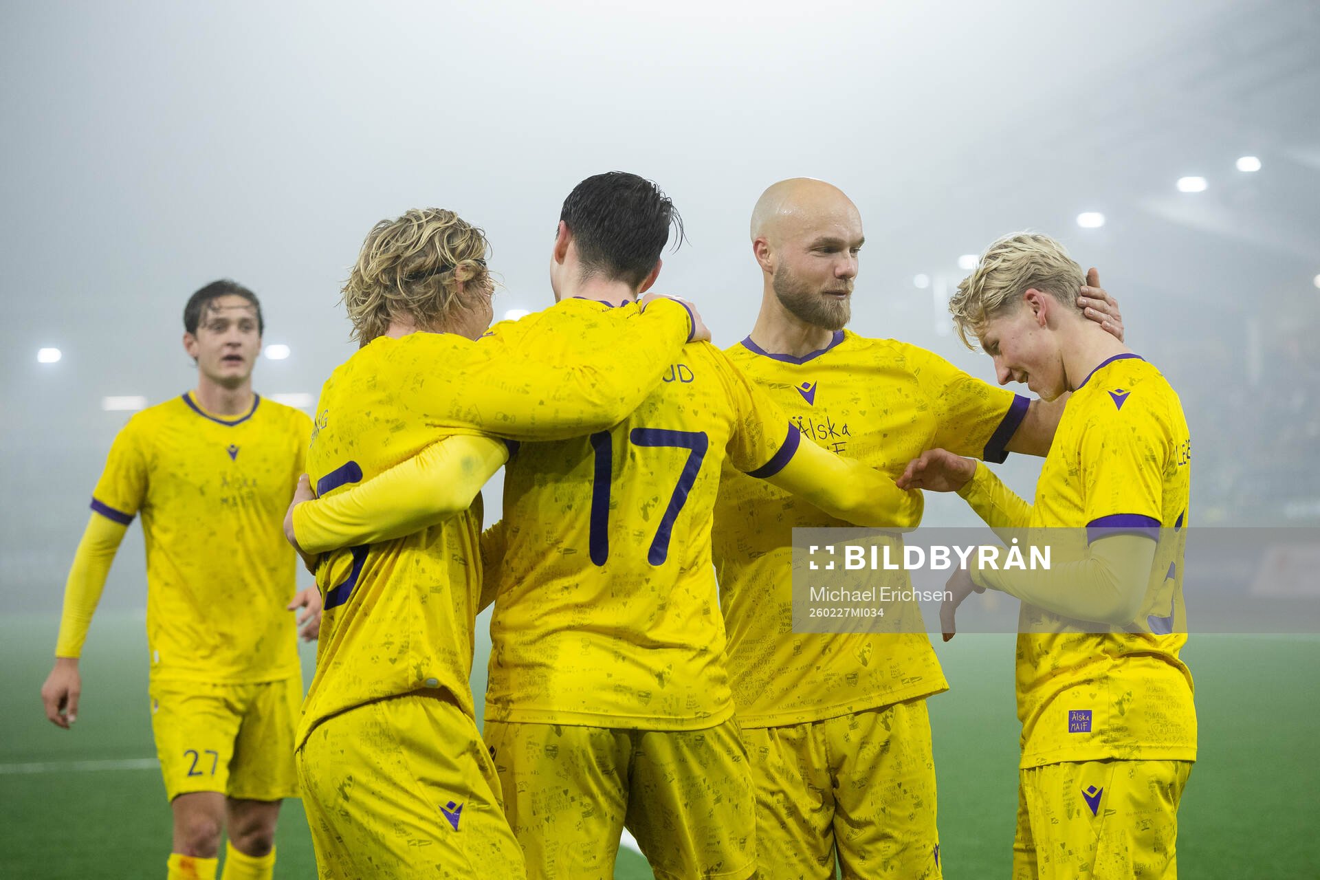 Mjällbys Romeo Leandersson jublar med lagkamrater