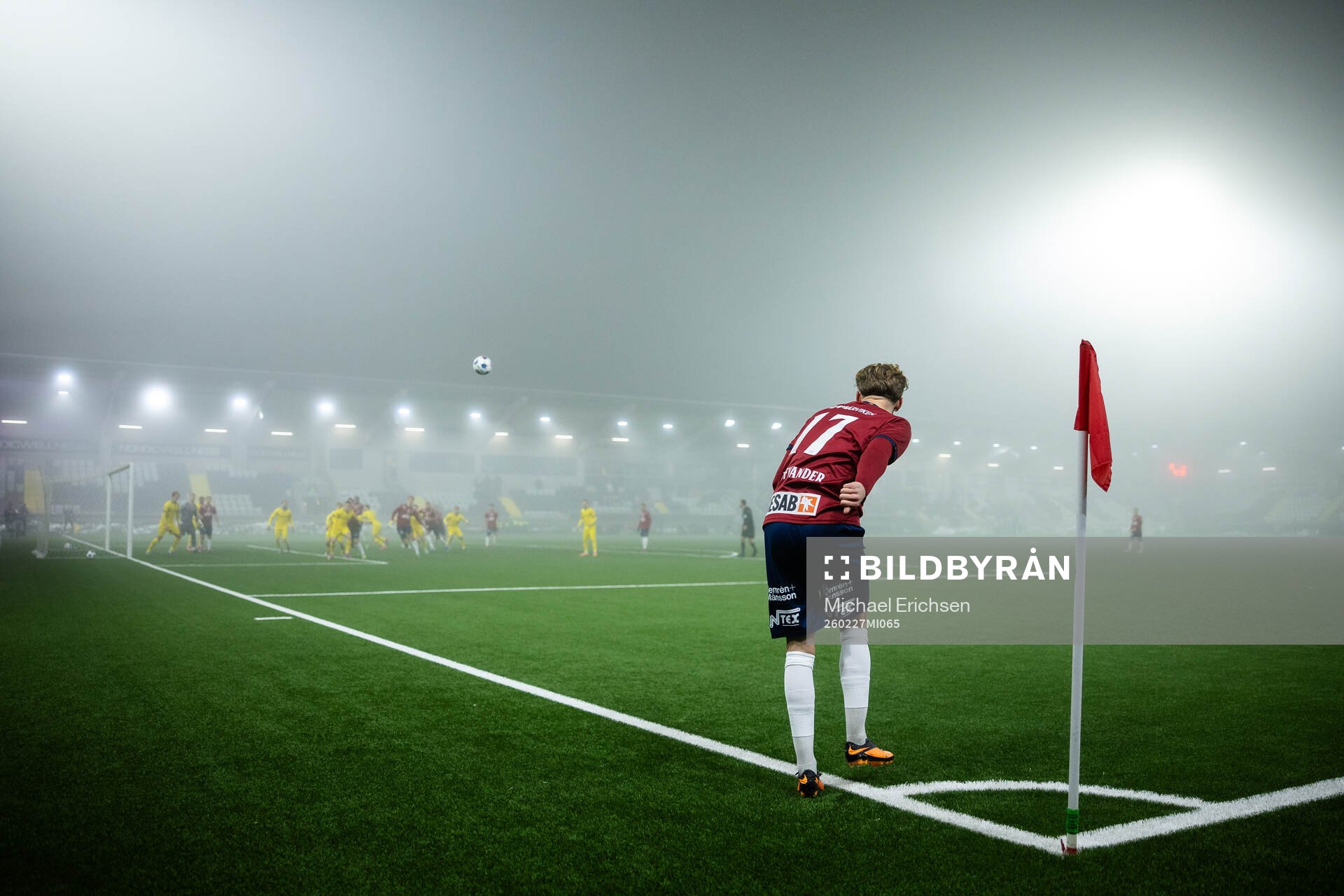 Örgrytes William Hofvander slår en hörna