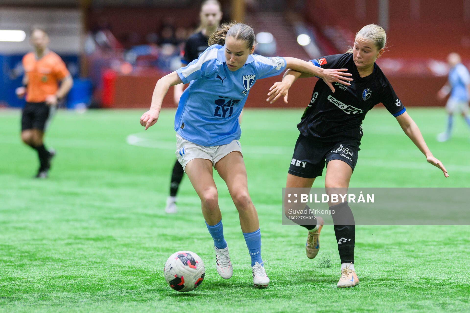 Malmö FFs Karoline Olesen och Växjö DFFs Tilda Sandén