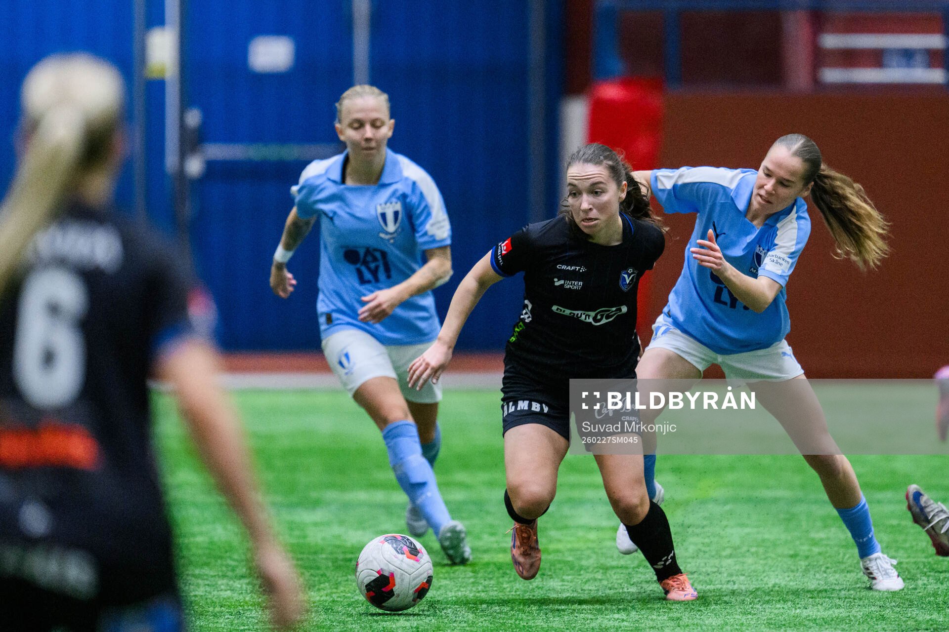 Växjö DFFs Mariann Høgh Nielsen och Malmö FFs Karoline