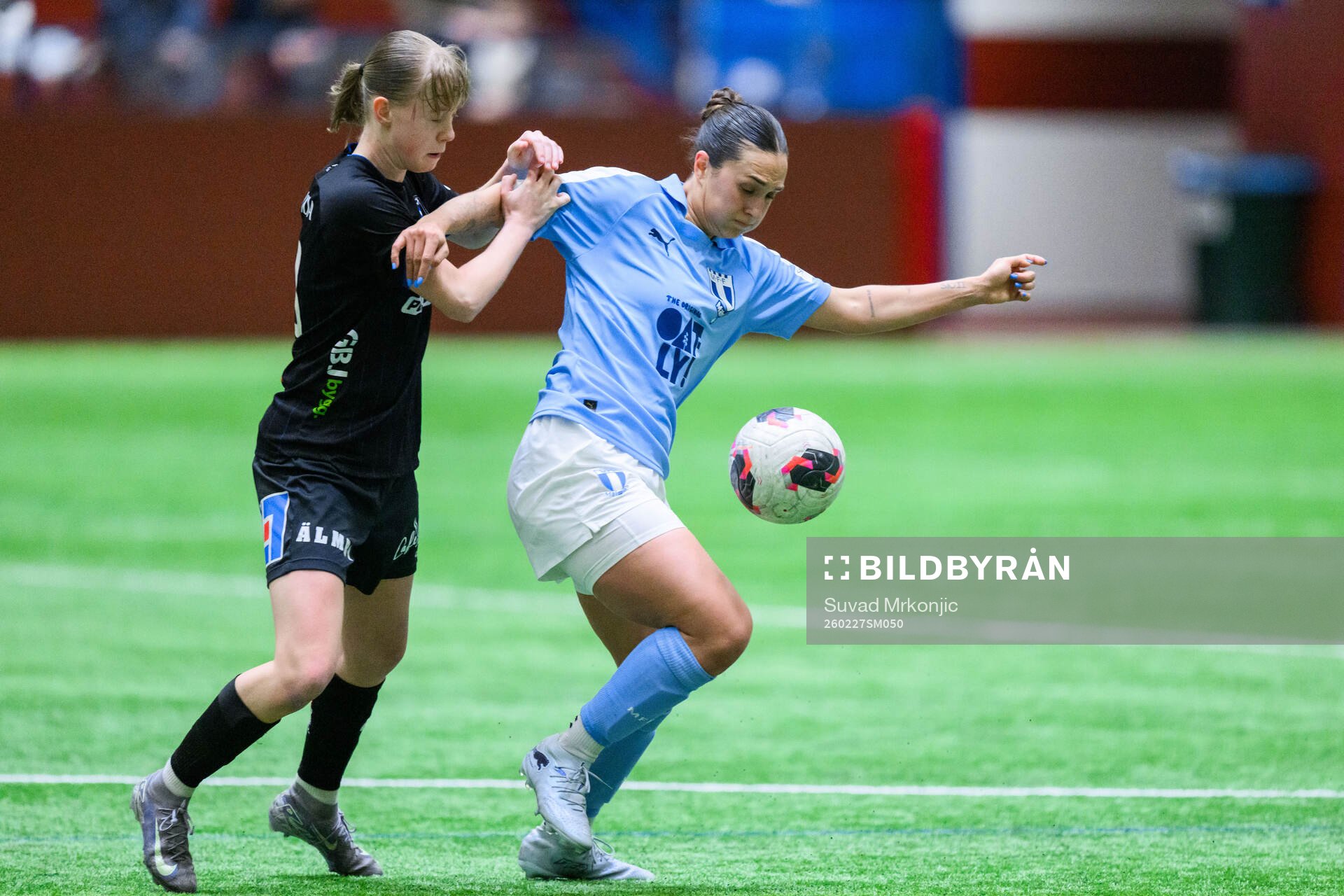 Växjö DFFs Lisa Persson och Malmö FFs Isabella D'Aquila