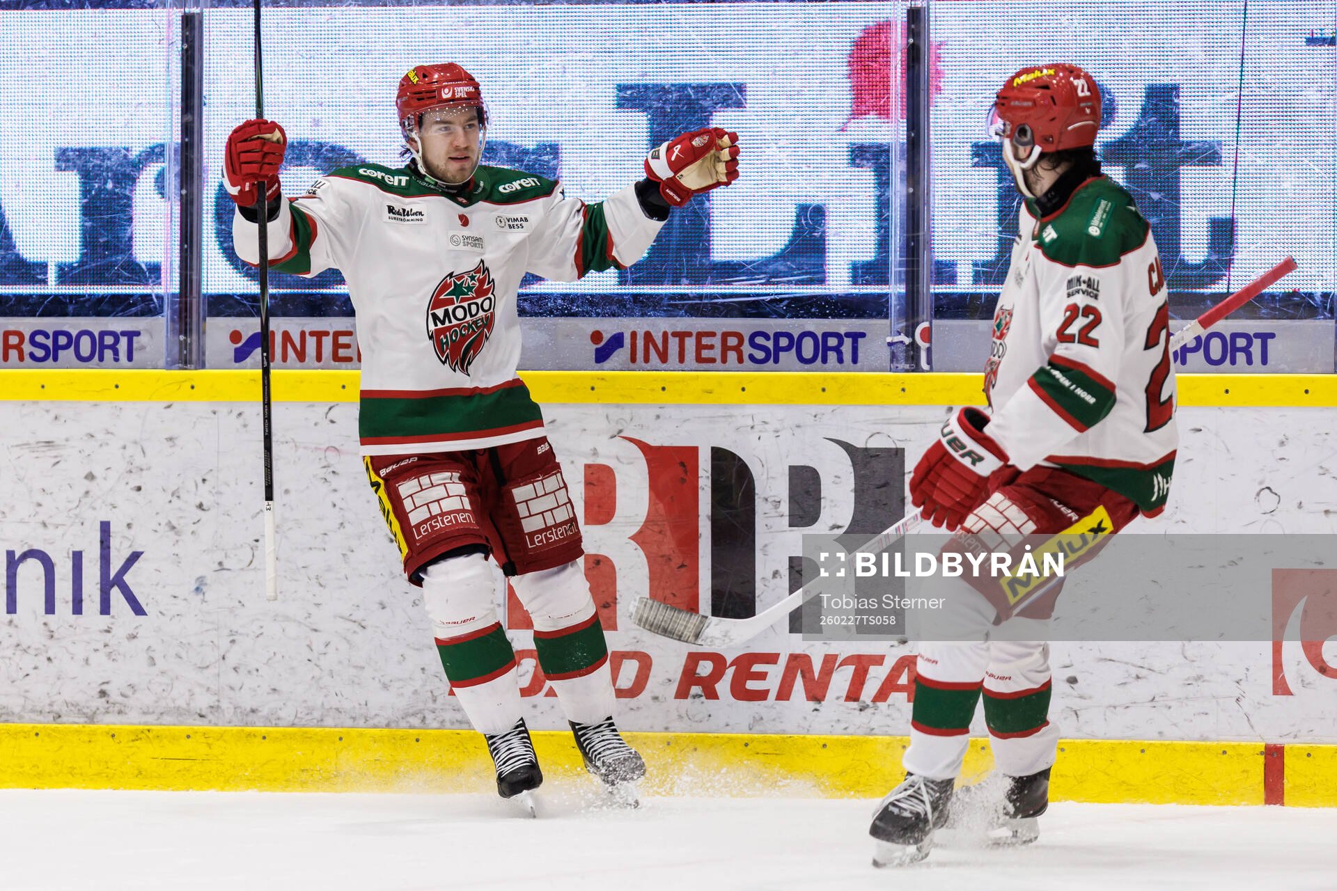 Modos Kyle Topping och Måns Carlsson jublar