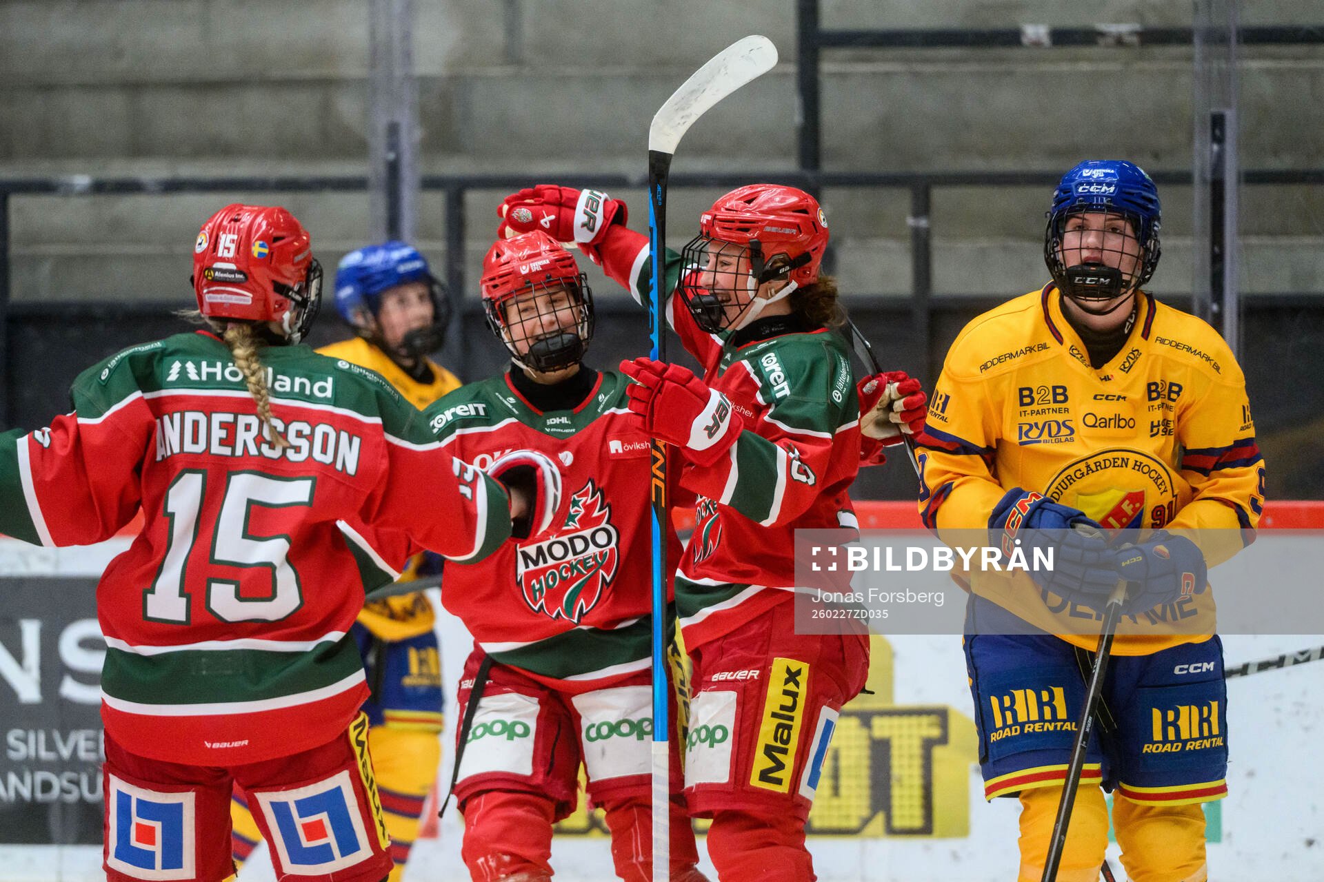 Modos Greta Johansson jublar med lagkamrater