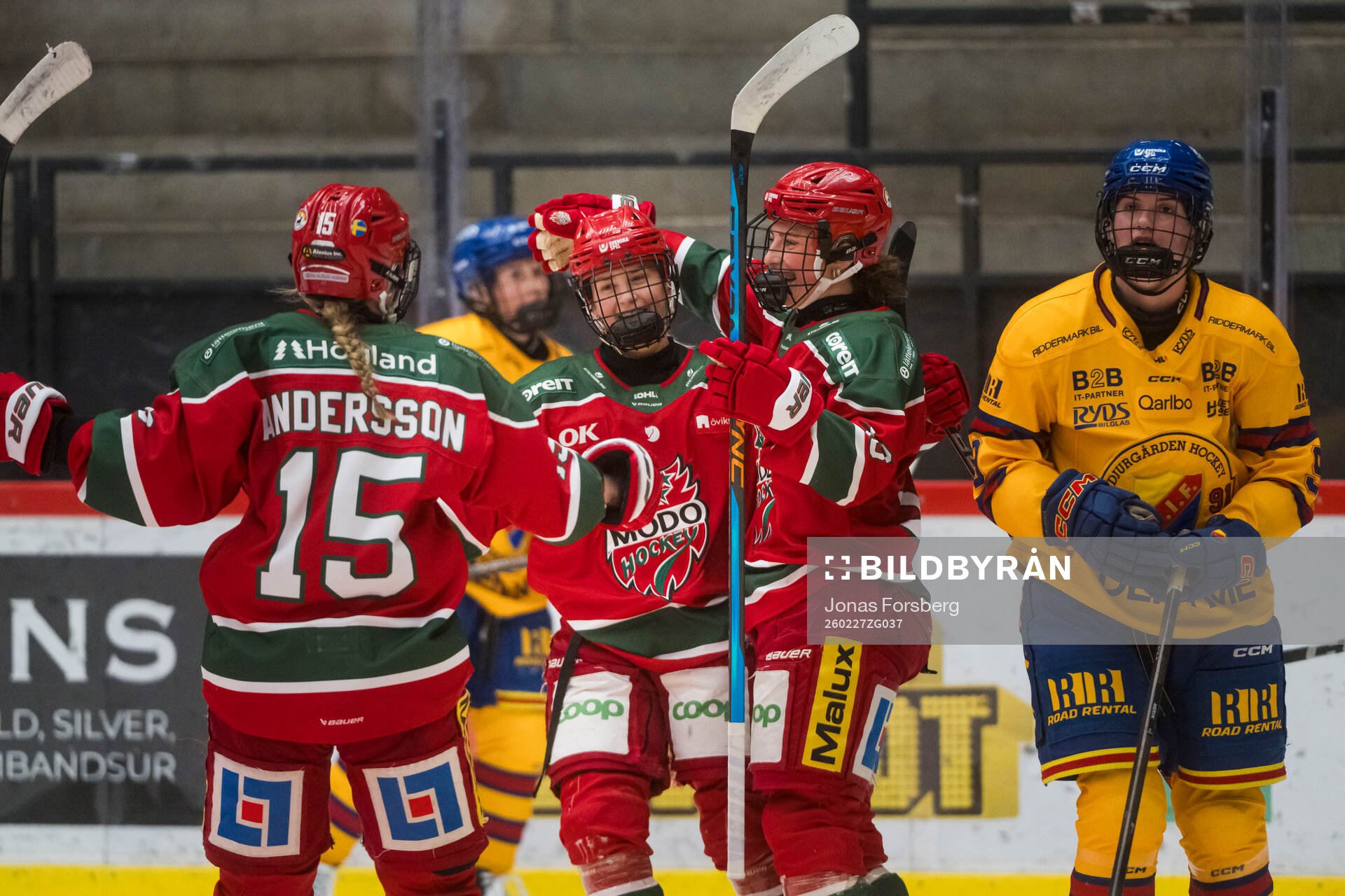 Modos Greta Johansson jublar med lagkamraterna