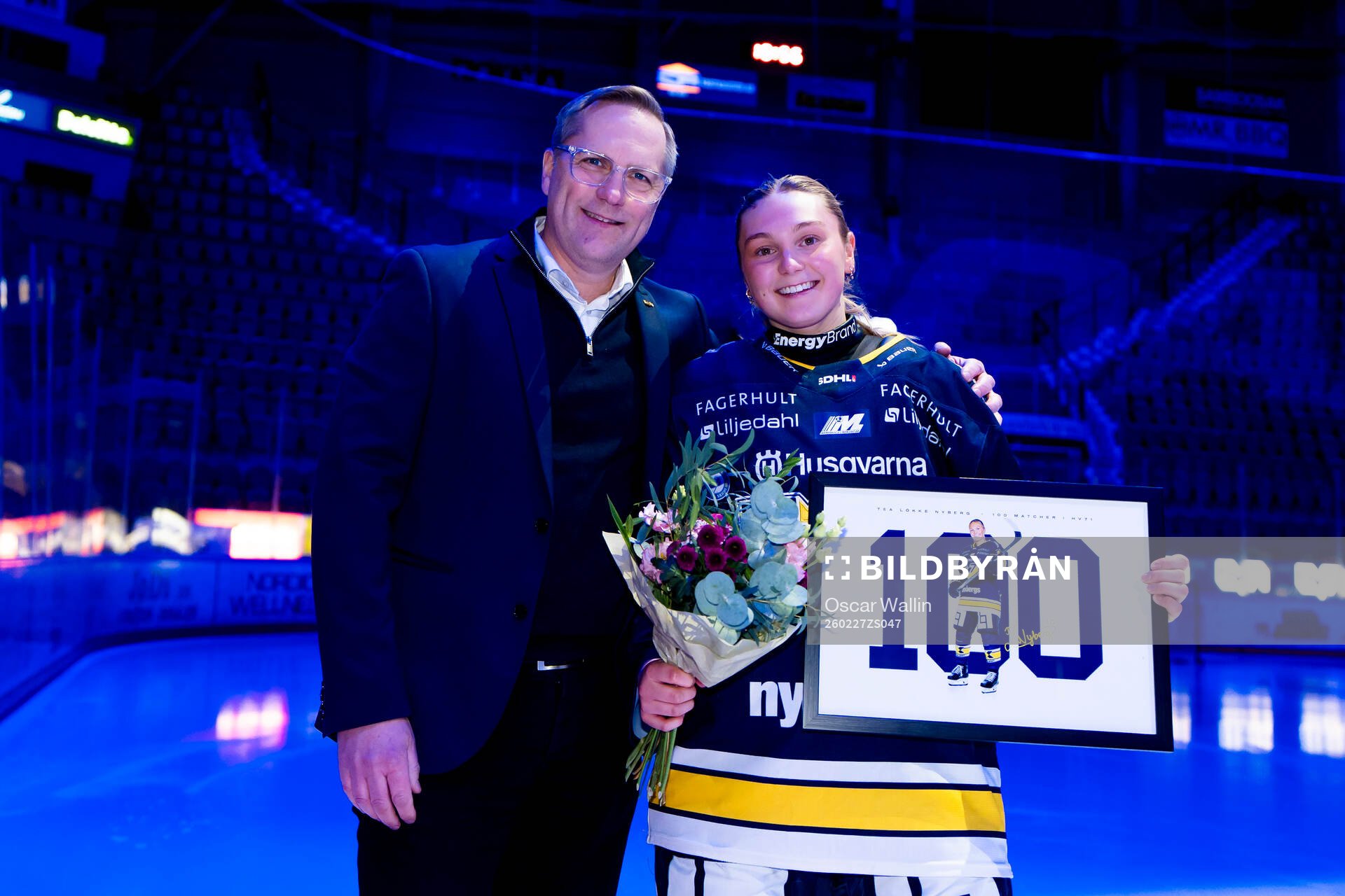 HV71s Richard Nylin och Tea Løkke Nyberg som tar emot pris