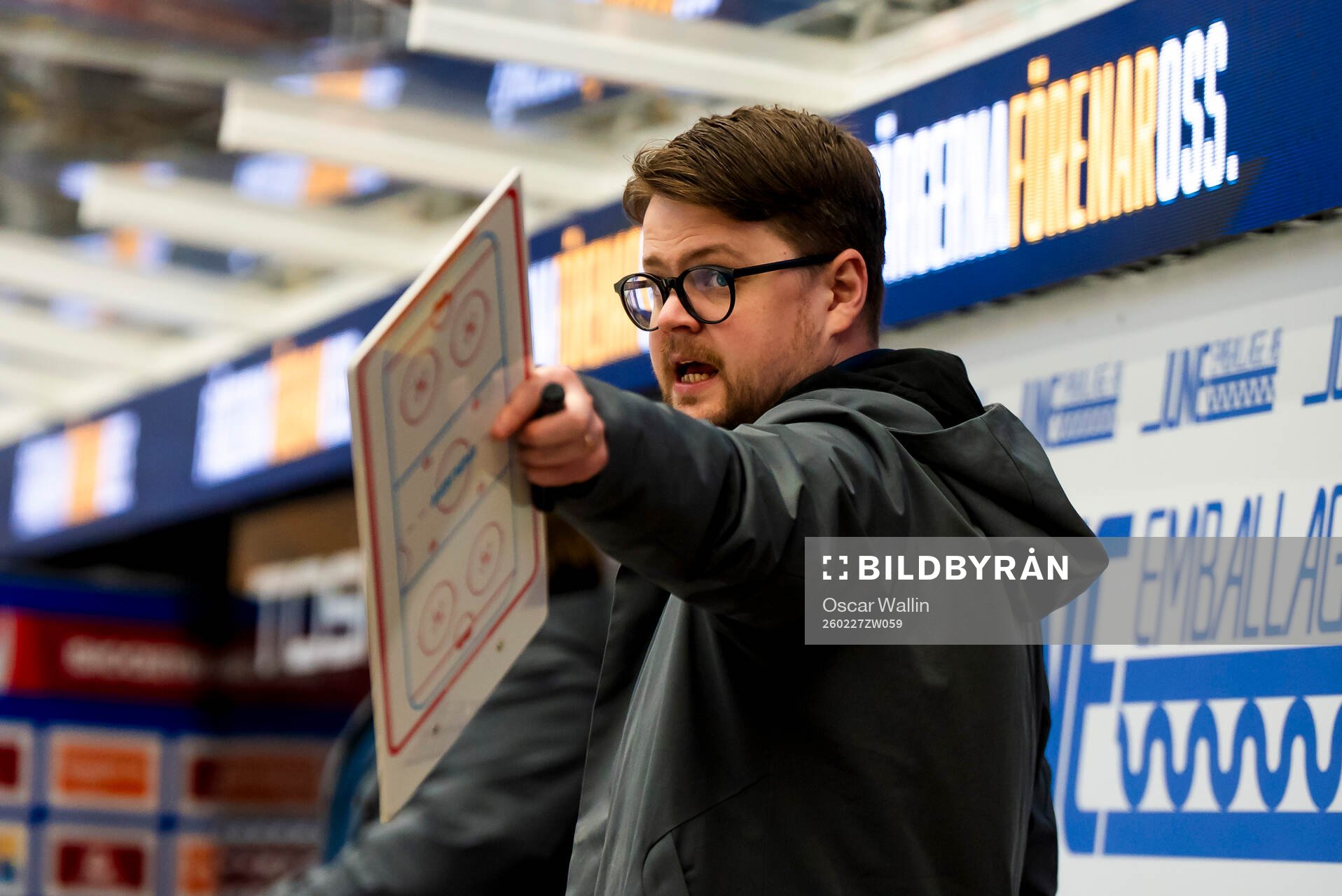 HV71s assisterande tränare Emil Larsson