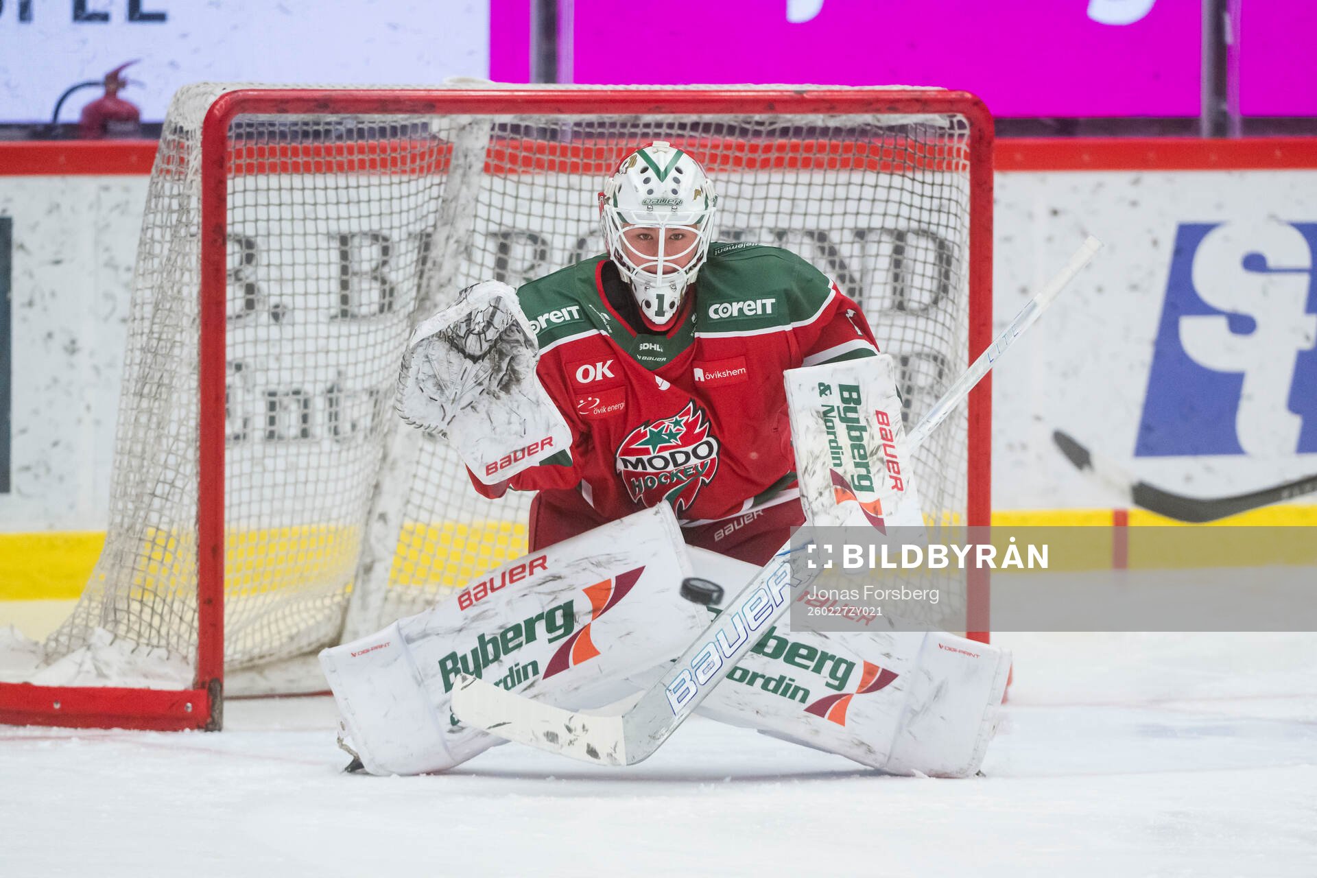 Modos målvakt Tindra Holm innan ishockeymatchen i SDHL