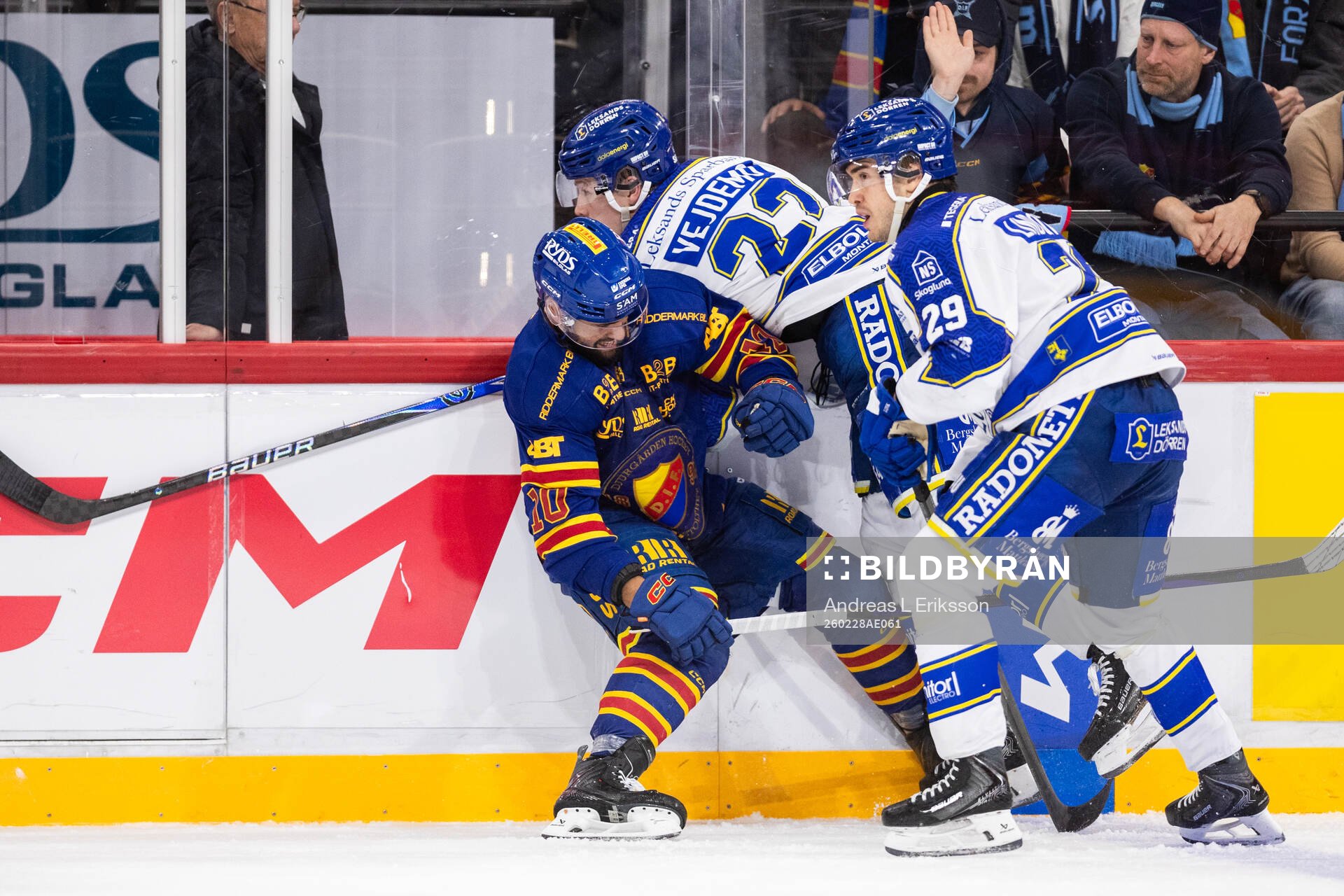 Djurgårdens Oliver Kylington i en närkamp med Leksands