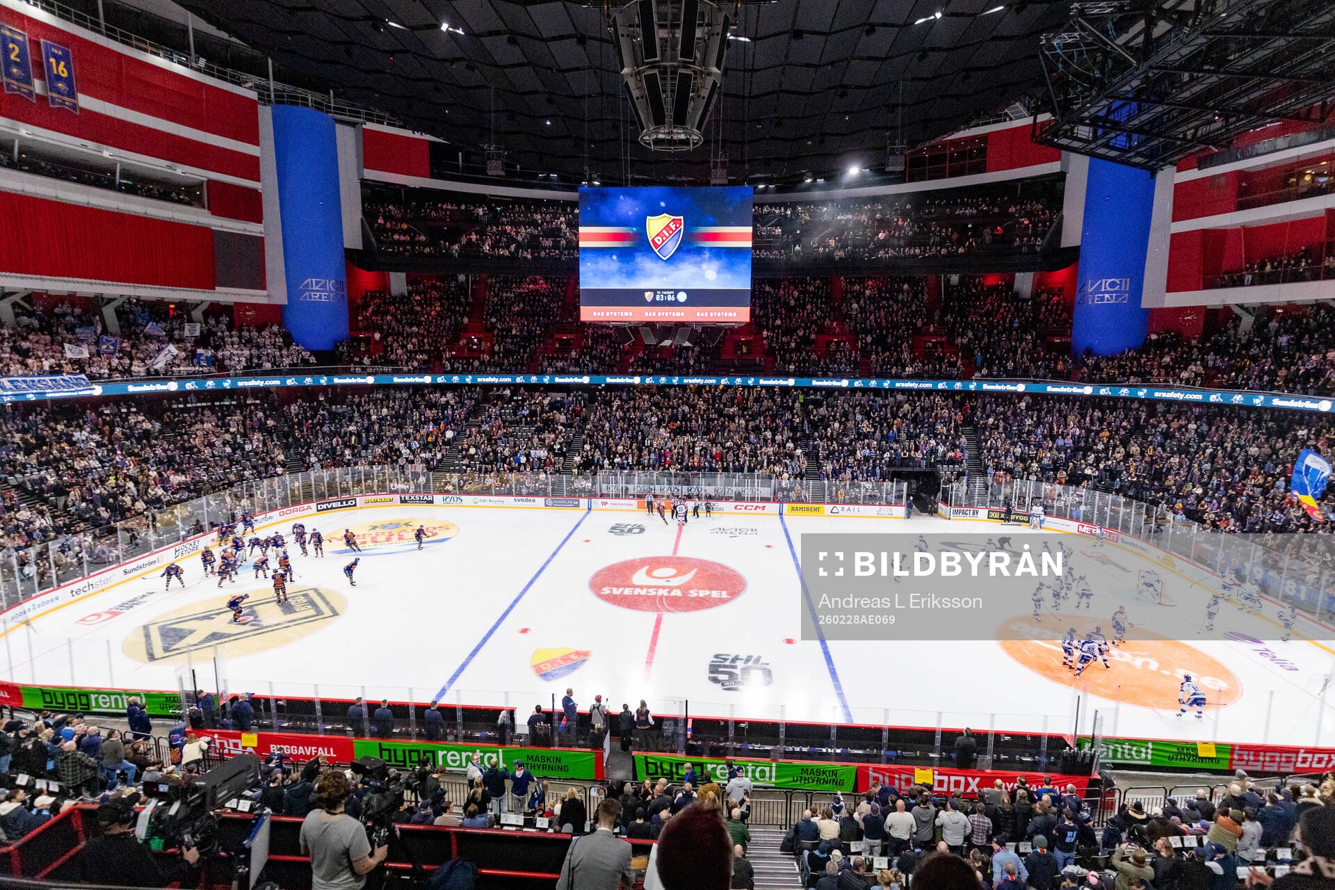 Djurgårdens och Leksands spelare samlas