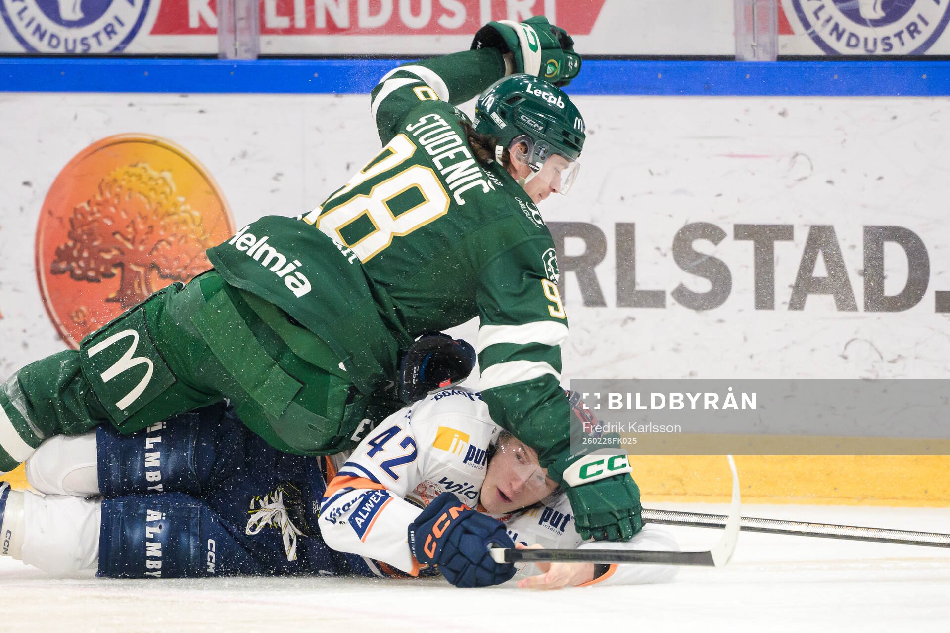 Färjestads Marian Studenic och Växjös Kalle Kratz