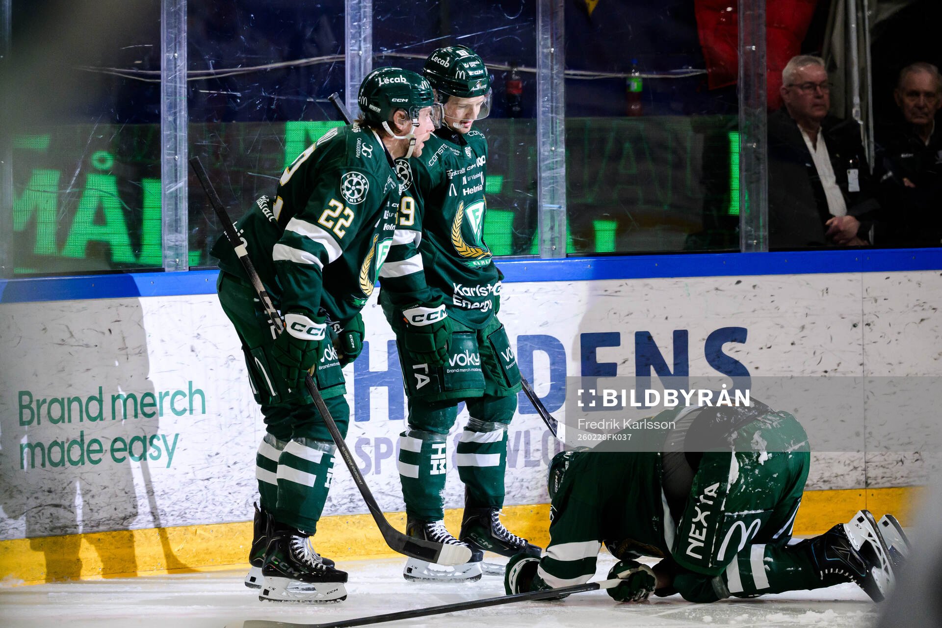 Färjestads Per Åslund, Luke Philp, Viktor Lodin jublar