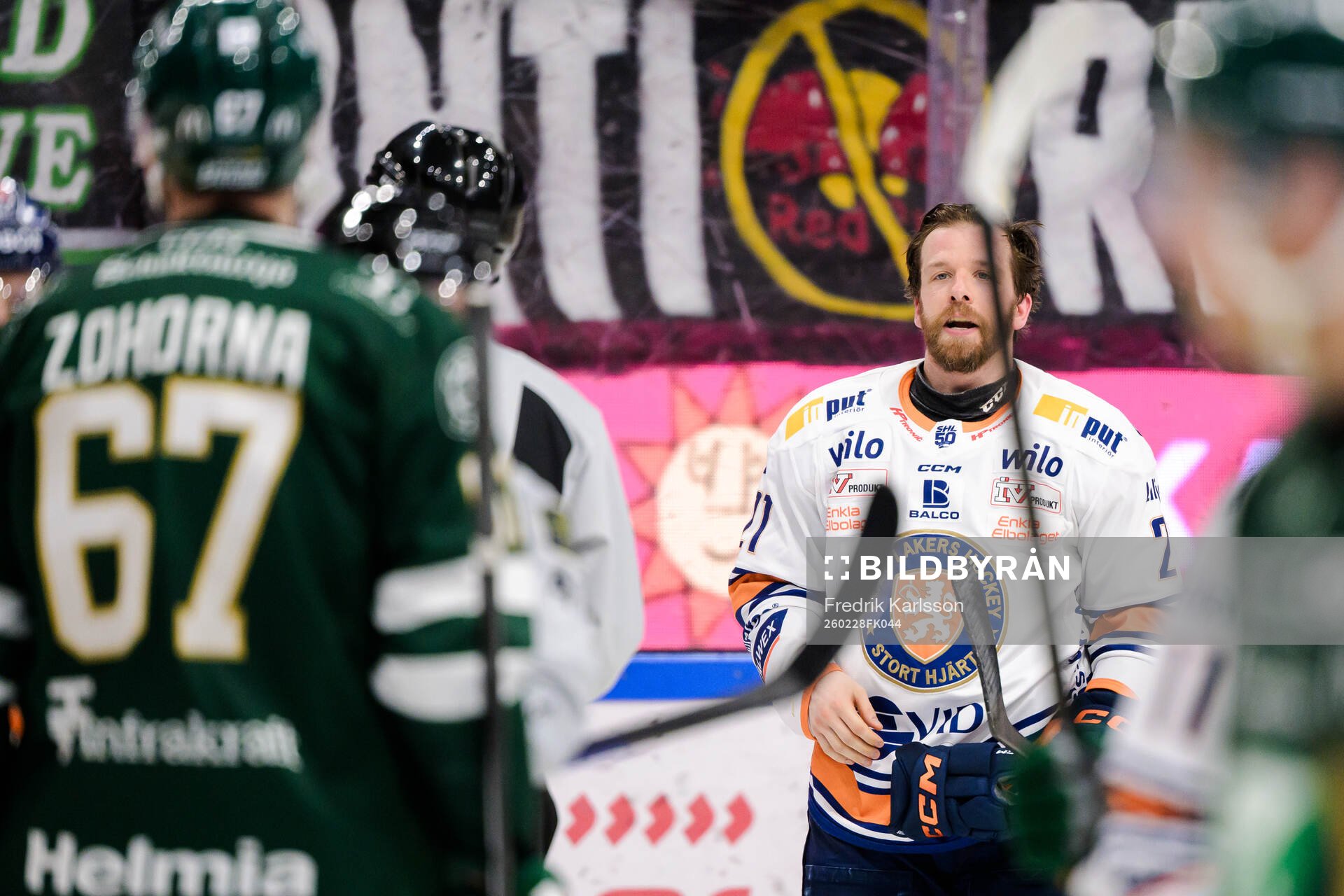 Färjestads Radim Zohorna och Växjös Brian Cooper i samtal