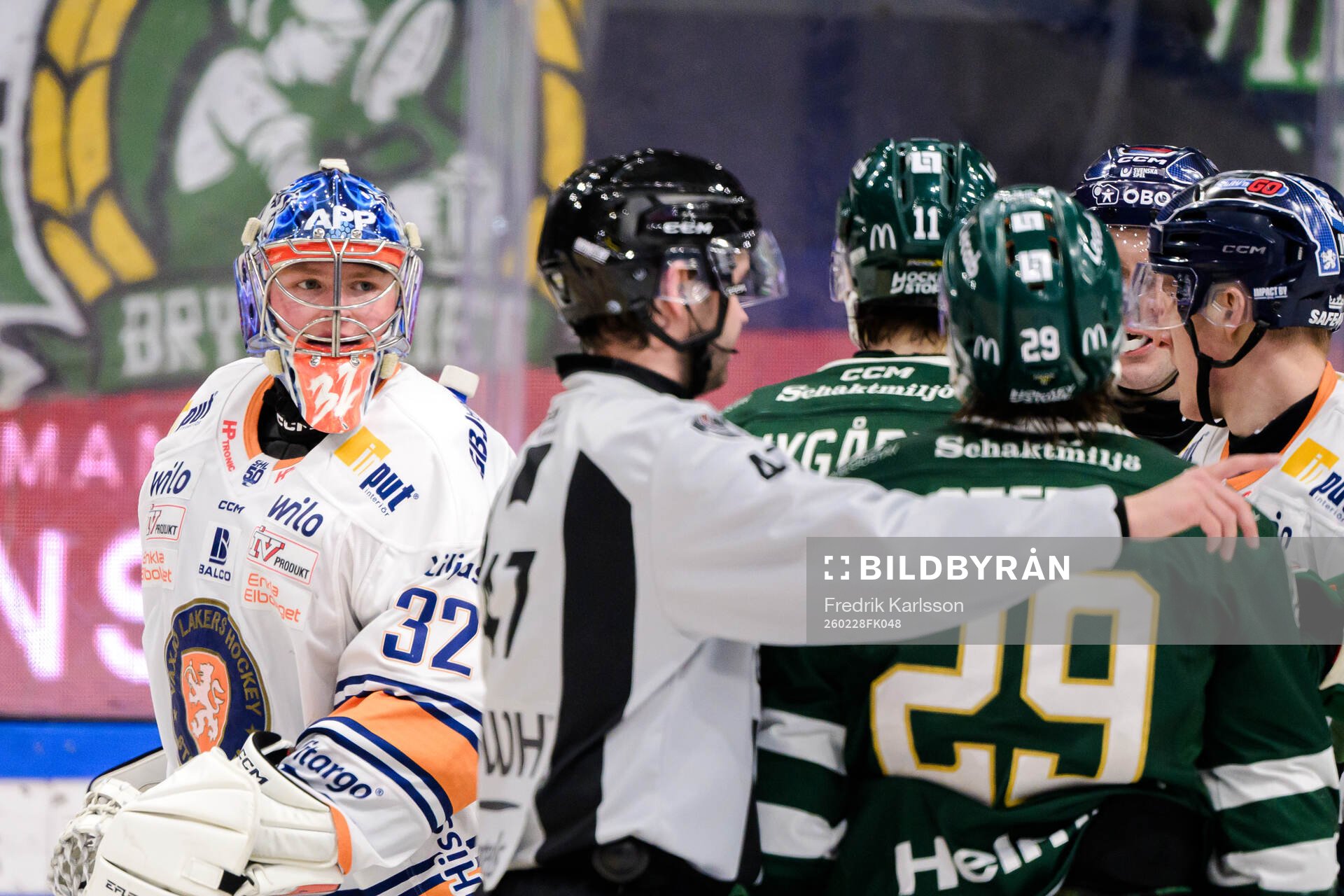 Växjös målvakt Ludvig Persson i samtal med Färjestads