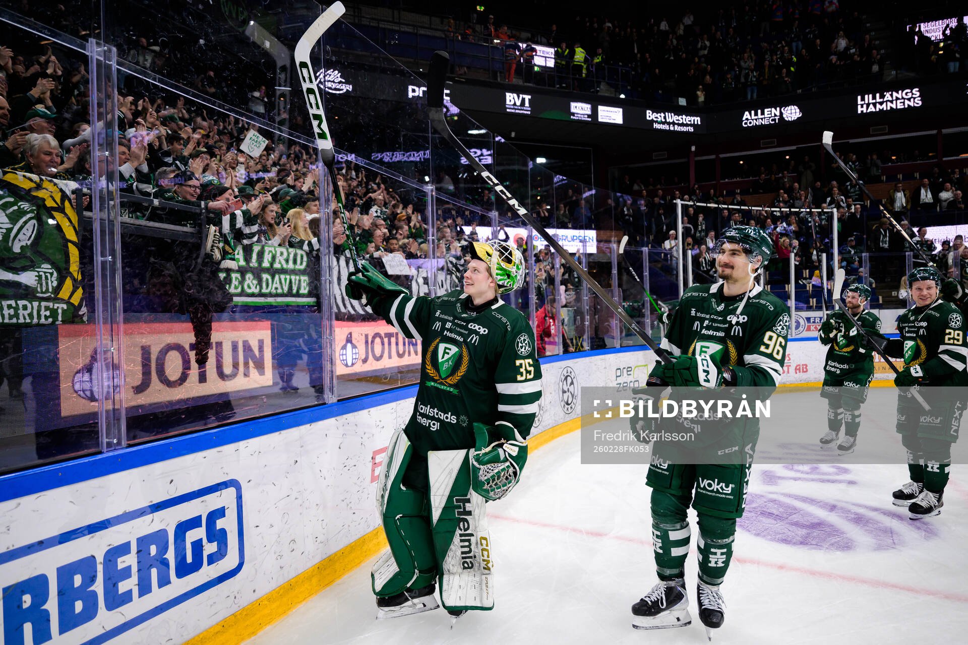 Färjestads målvakt Melker Thelin och David Tomasek jublar