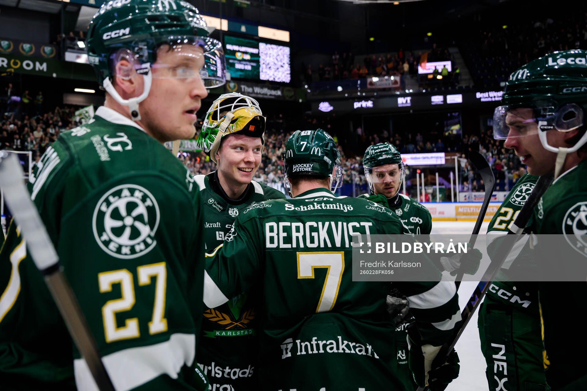 Färjestads målvakt Melker Thelin jublar