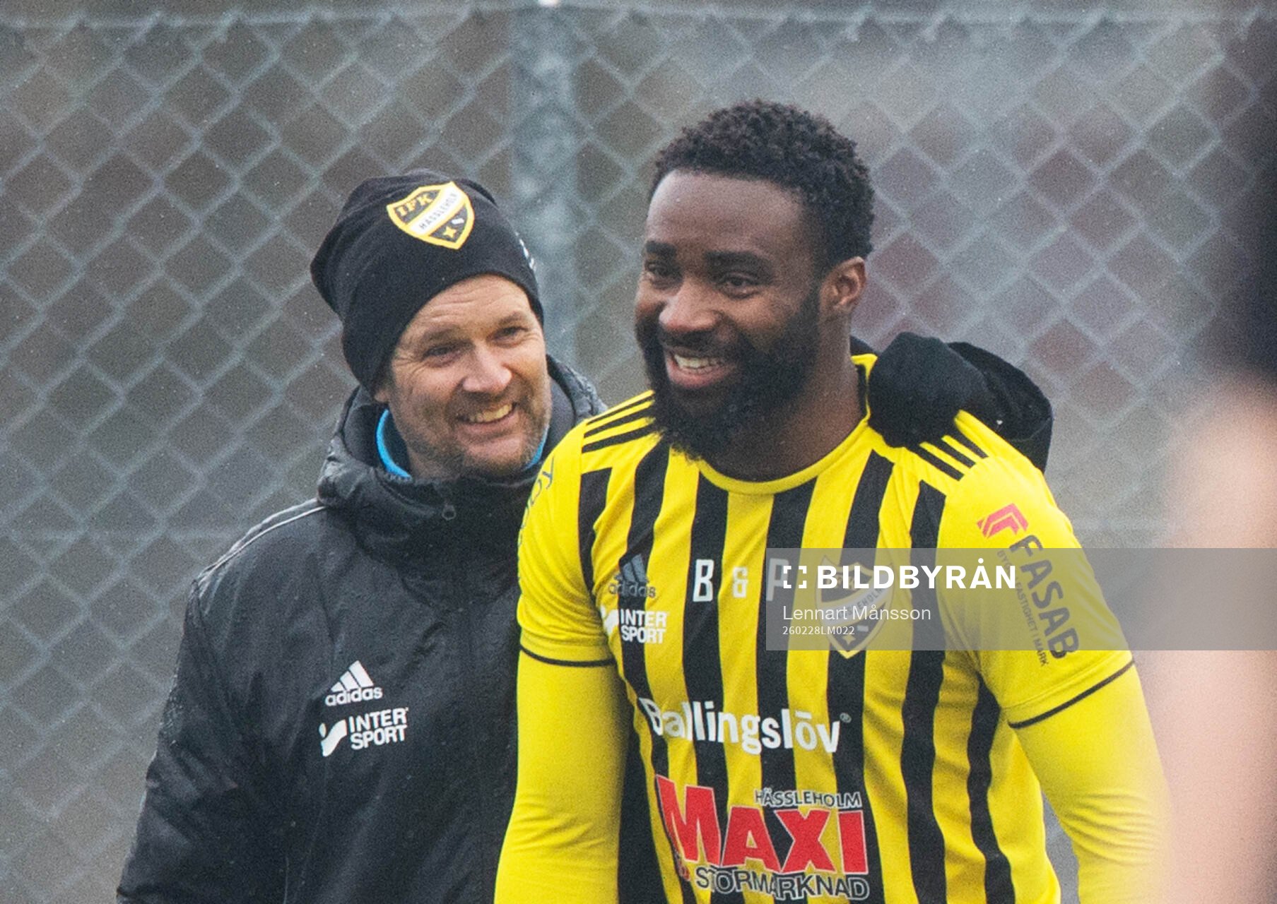 IFK Hässleholms tränare Fredrik Ahlgren och Bright Sado i