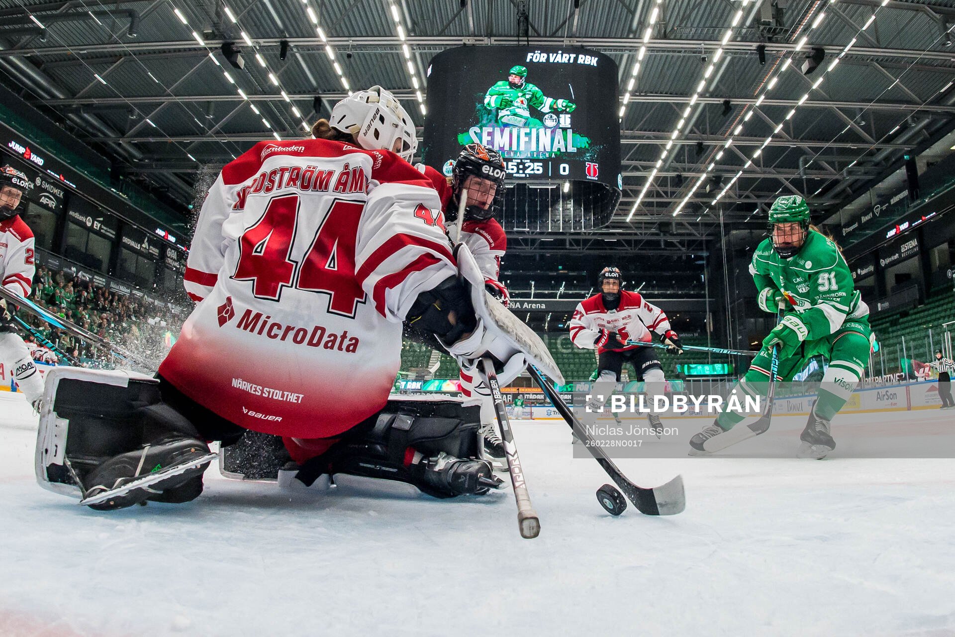 <rr91 gör 1-0 bakom Örebros målvakt Emmy