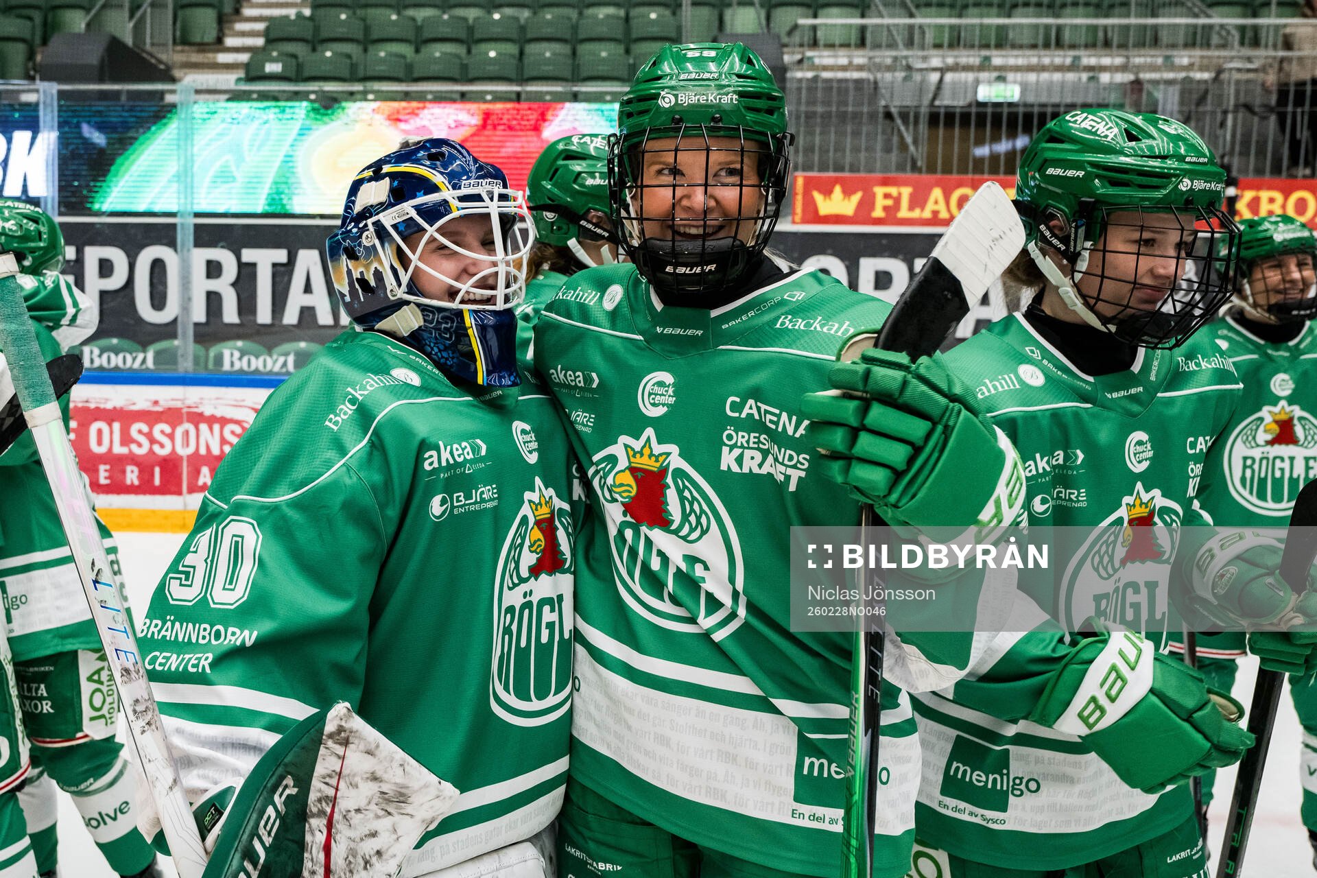 Rögles målvakt Viktorie Svejdova och Johanna Eldebäck