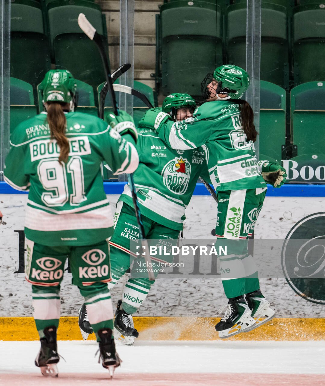 Rögles Margot Huot-Marchand och Emma Rehn jublar