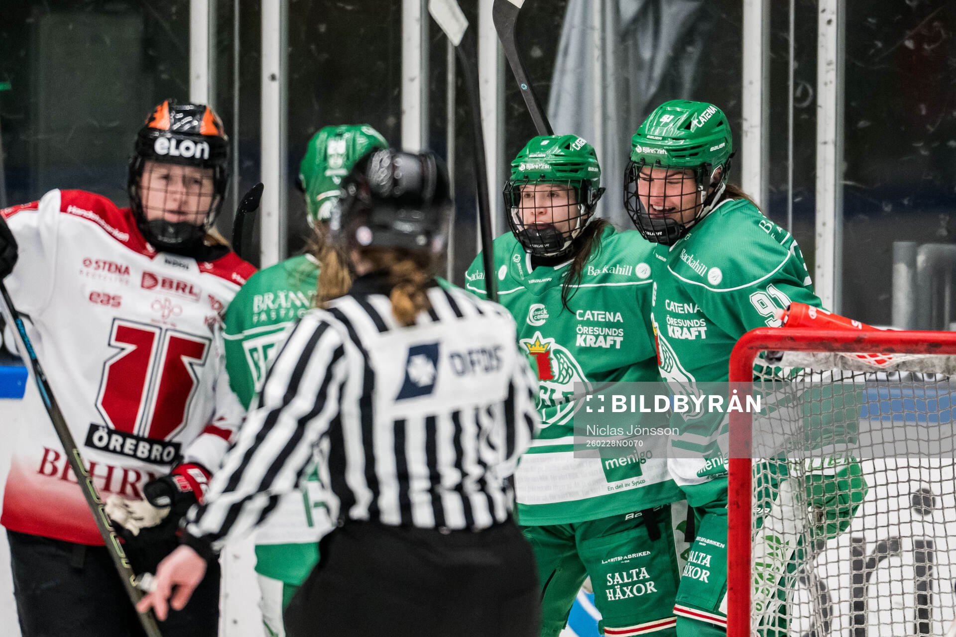 Rögles Margot Huot-Marchand och Sara Boucher jublar
