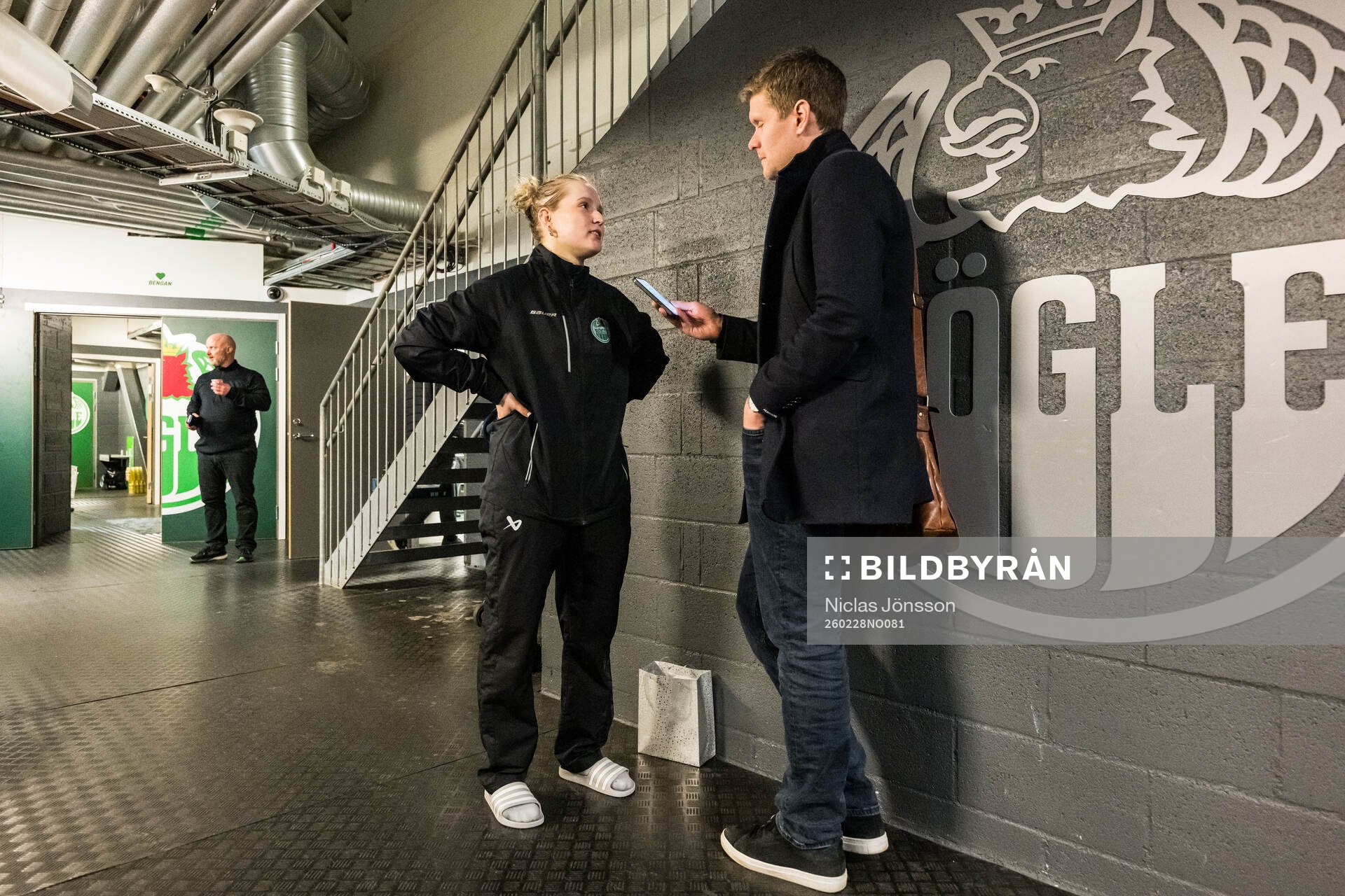 Rögles målvakt Viktorie Svejdova blir intervjuad