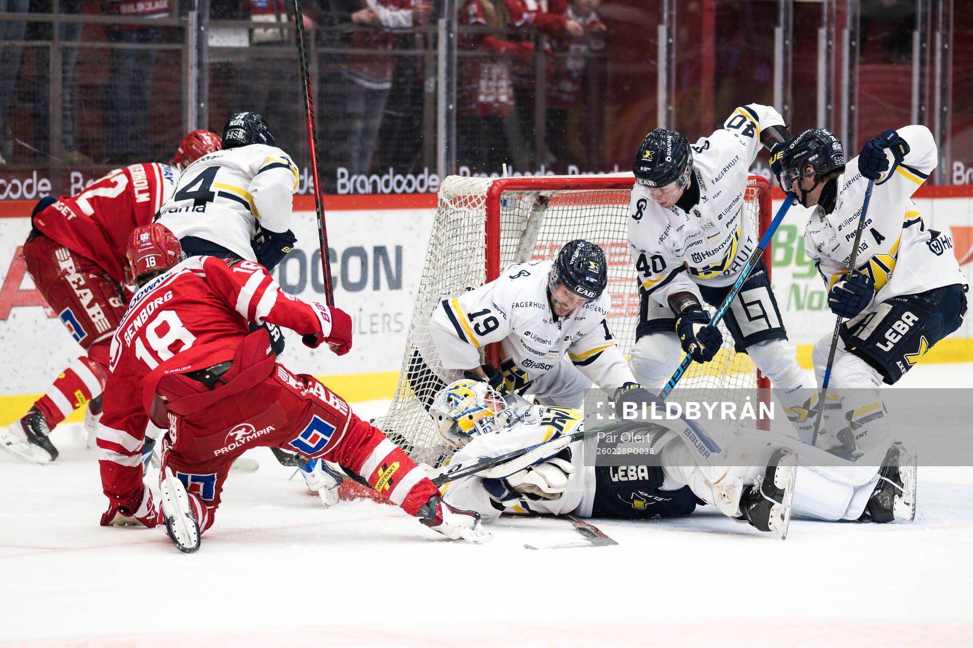 HV71s målvakt Felix Sandström och Niklas Hansson och