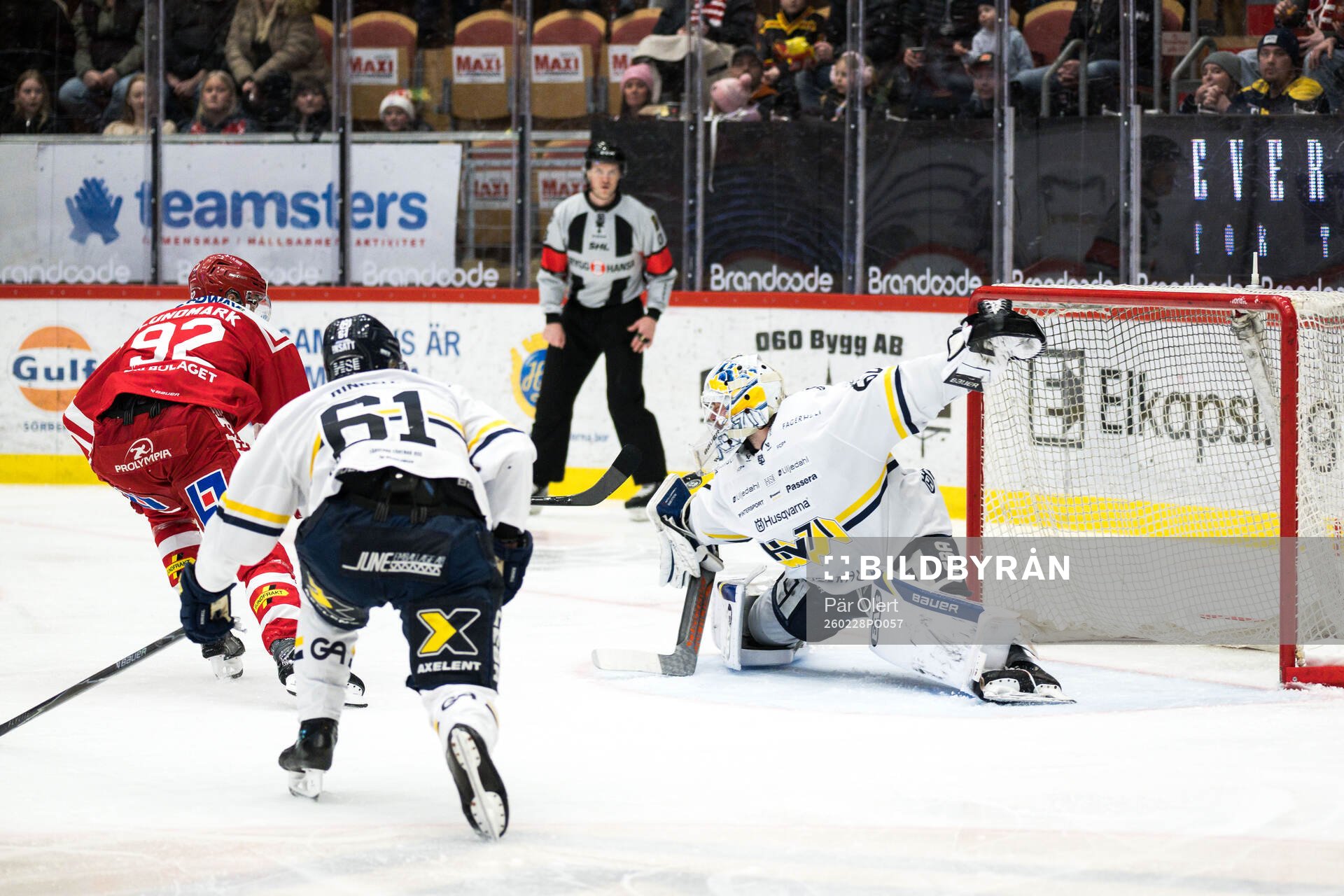 Timrås Anton Lundmark och HV71s målvakt Felix Sandström