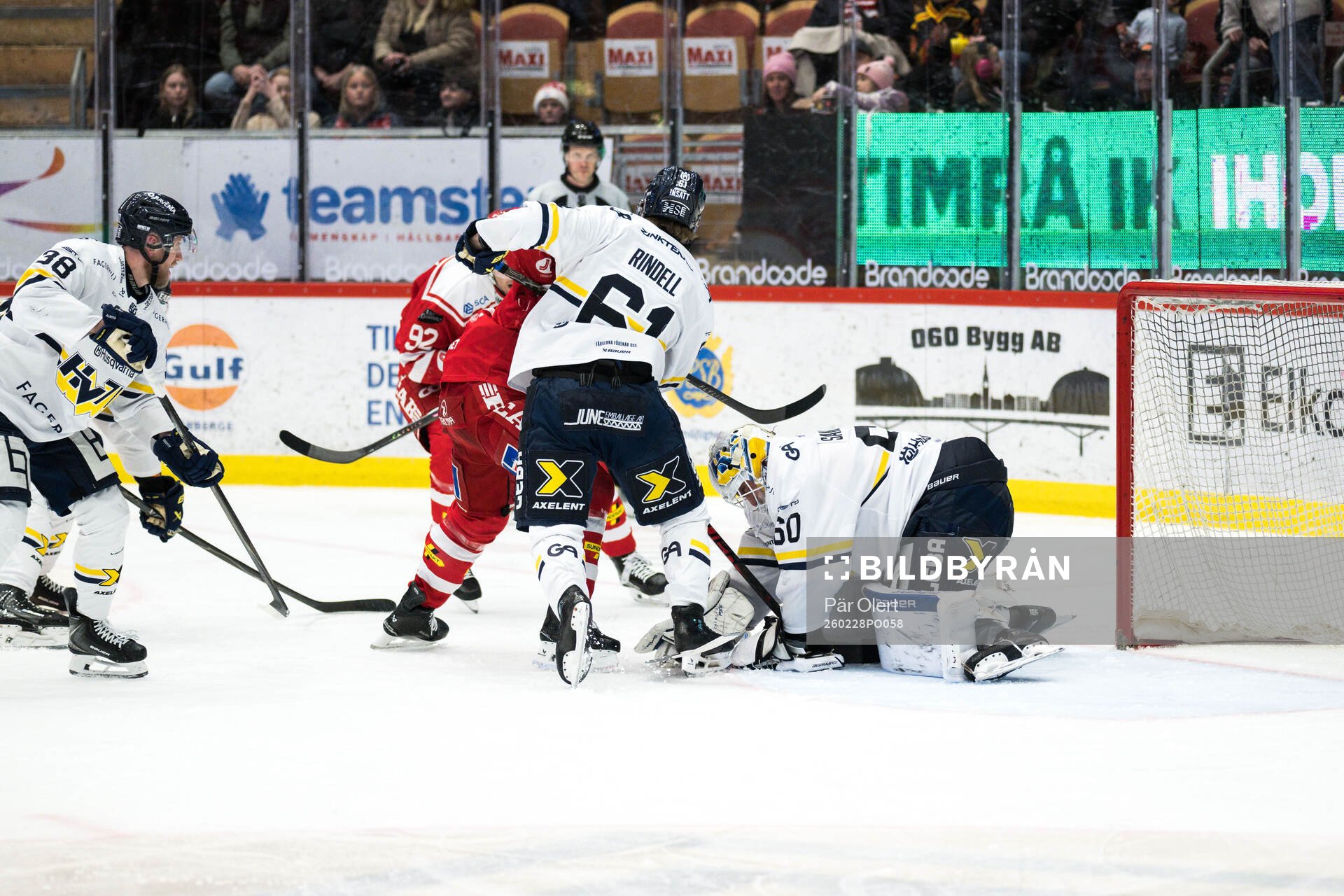 HV71s målvakt Felix Sandström och Timrås Anton Lander
