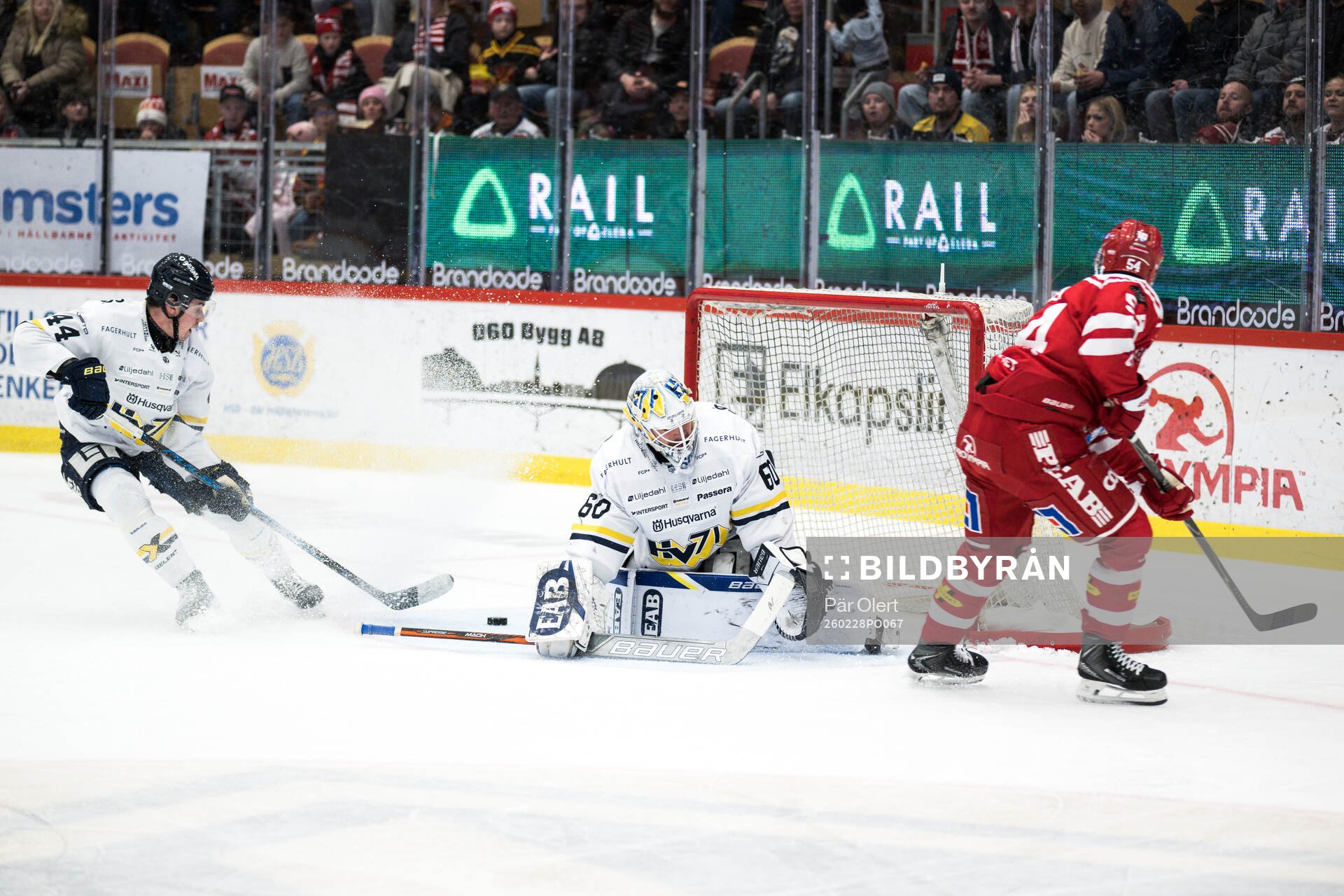 HV71s målvakt Felix Sandström och Hugo Fransson och