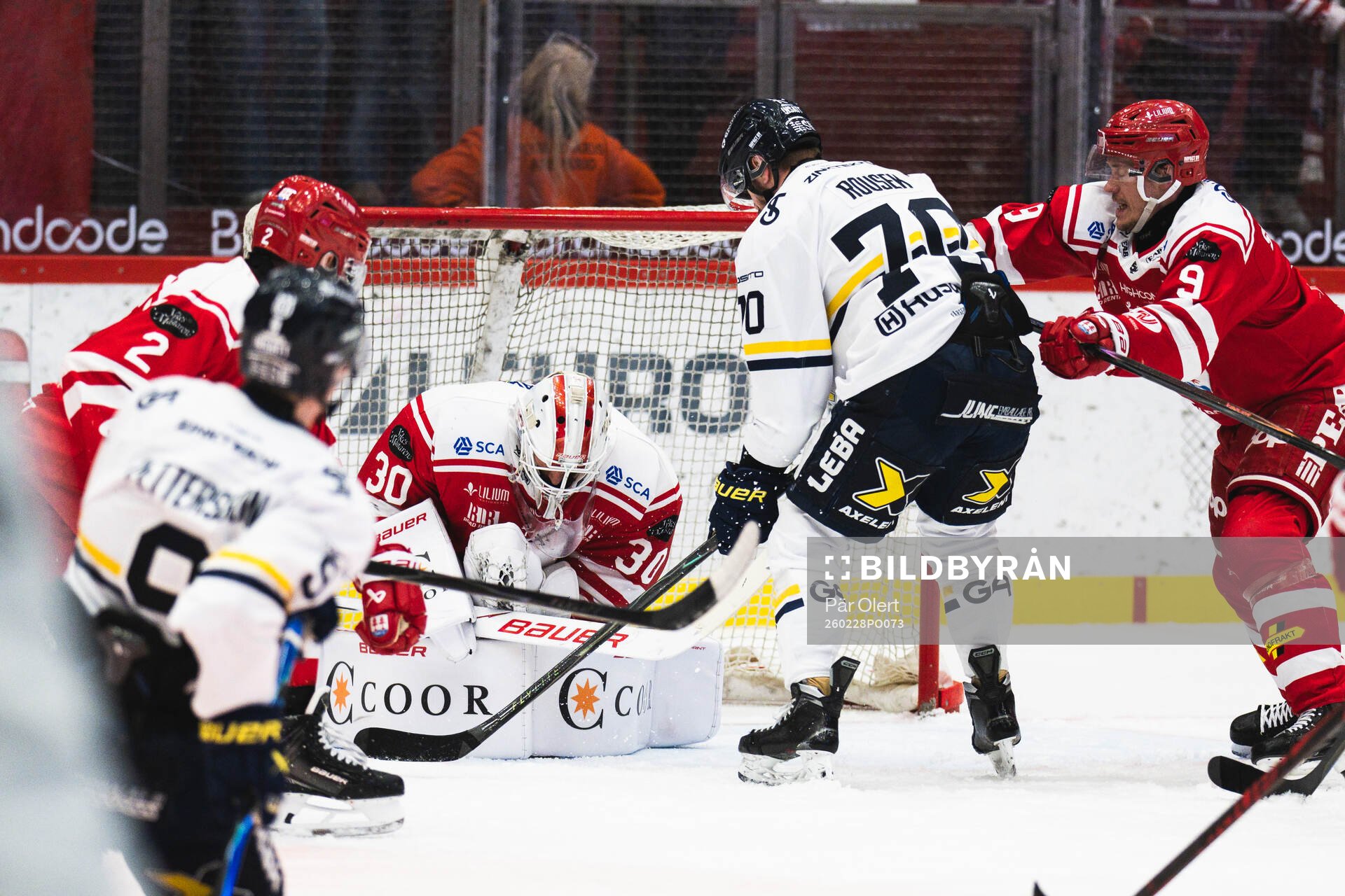 HV71s Lukas Rousek och Timrås målvakt Jacob Johansson