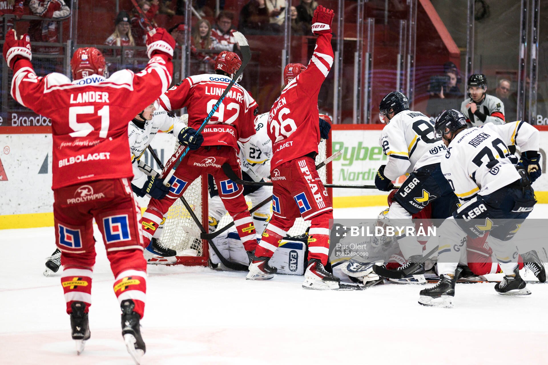 Timrås Anton Lundmark och HV71s målvakt Felix Sandström
