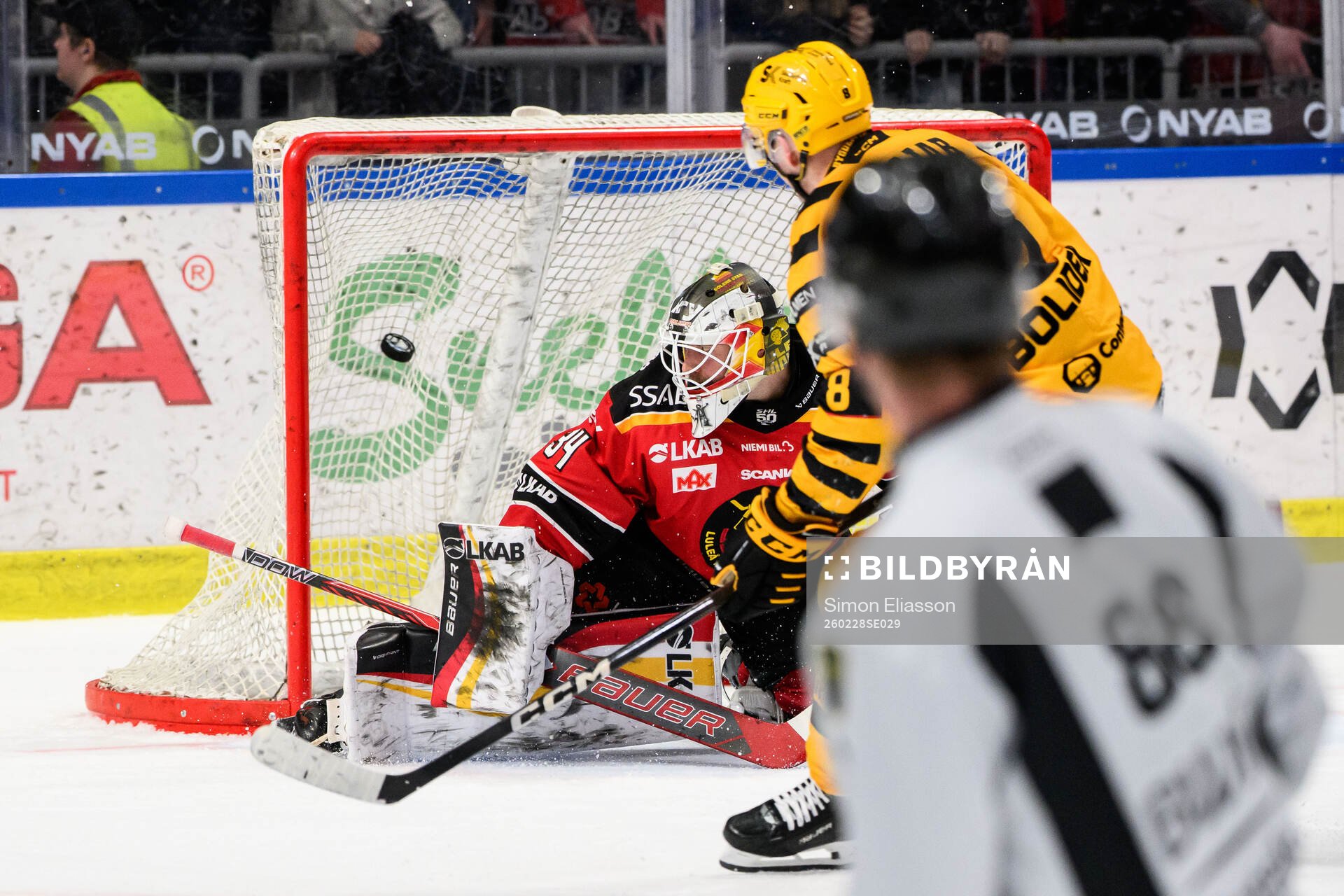 Skellefteås Oliver Okuliar sätter en straff mot Luleås
