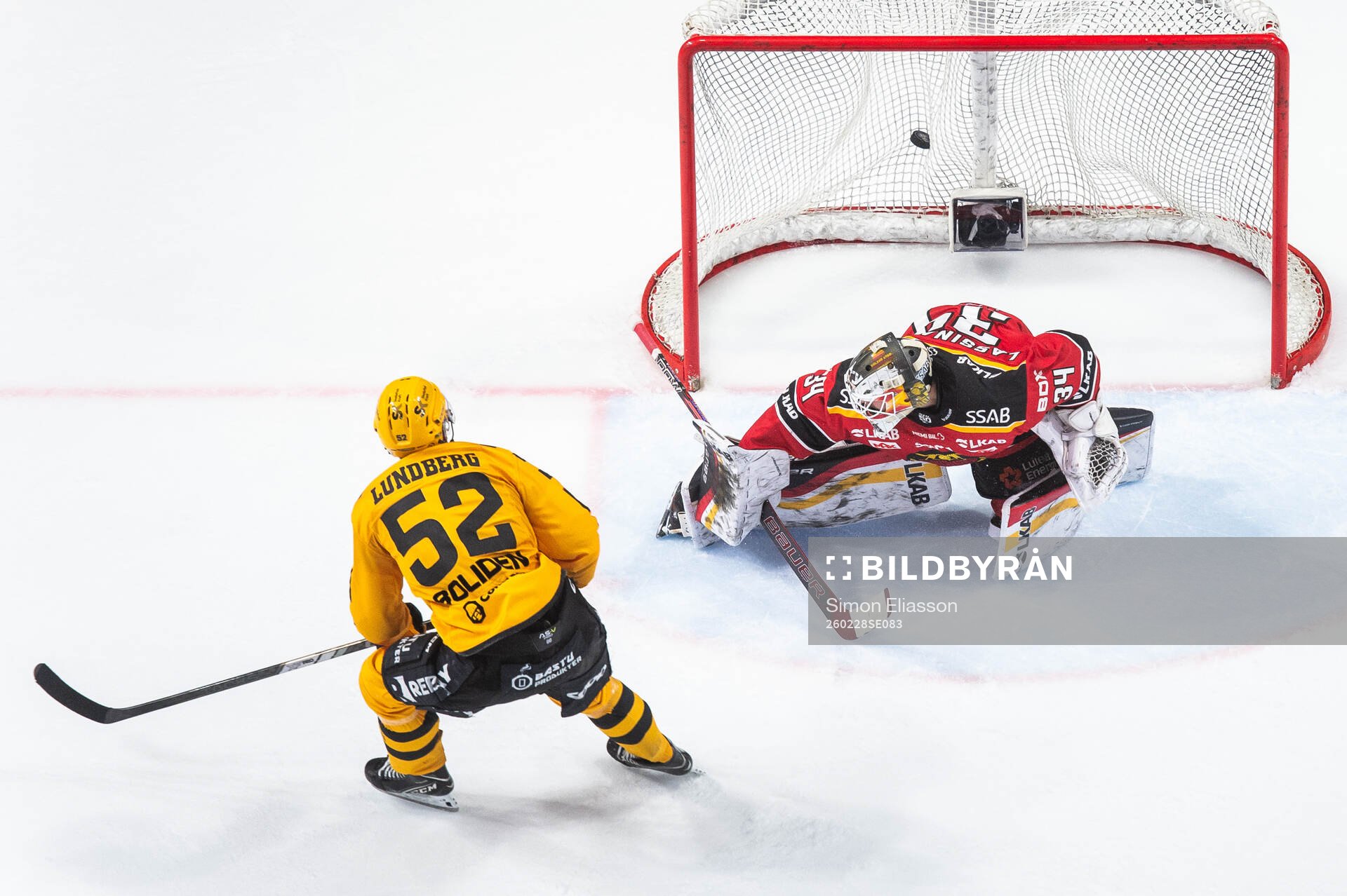 Skellefteås Arvid Lundberg gör 1-0 på Luleås målvakt